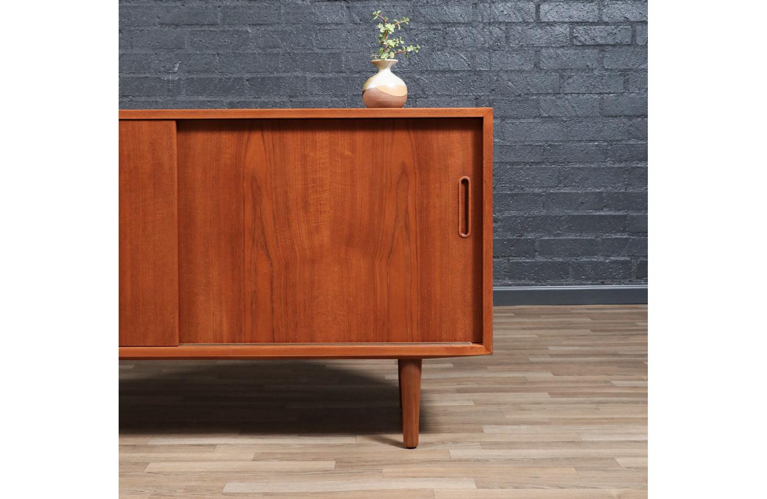 Expertly Restored - Danish Teak Credenza by Carlo Jensen for Hundevad For Sale 3