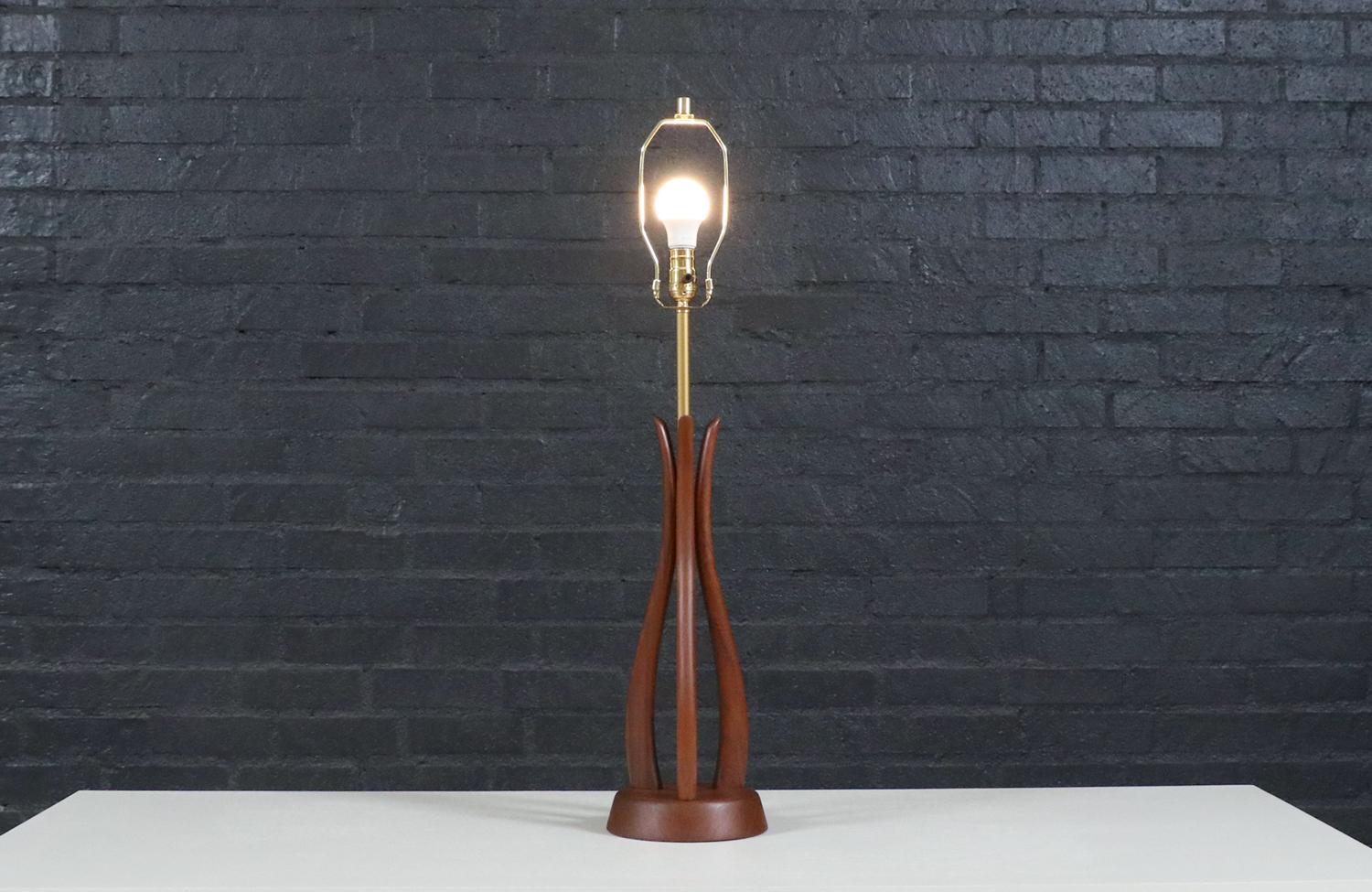 Restaurée par des experts - Lampe de table en noyer sculpté de David Shreve pour V.I.H. Woolums Excellent état - En vente à Los Angeles, CA