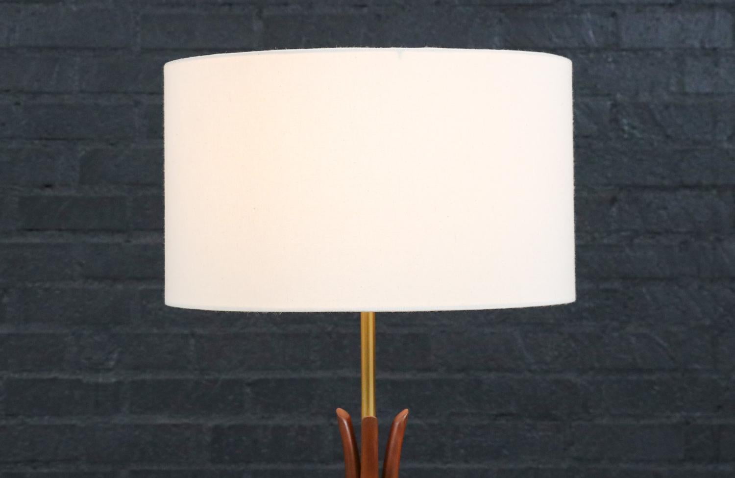 Laiton Restaurée par des experts - Lampe de table en noyer sculpté de David Shreve pour V.I.H. Woolums en vente