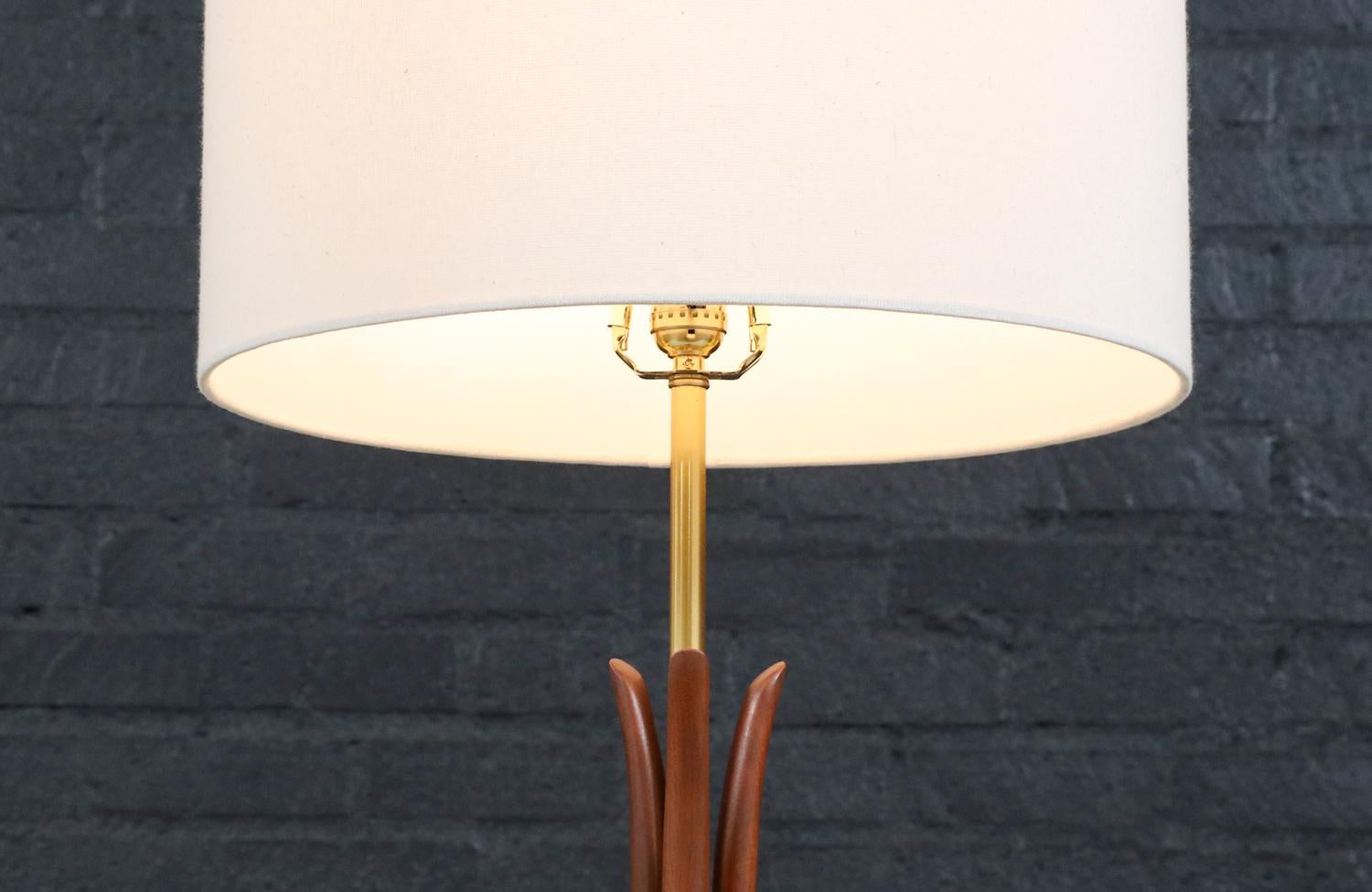Restaurée par des experts - Lampe de table en noyer sculpté de David Shreve pour V.I.H. Woolums en vente 1