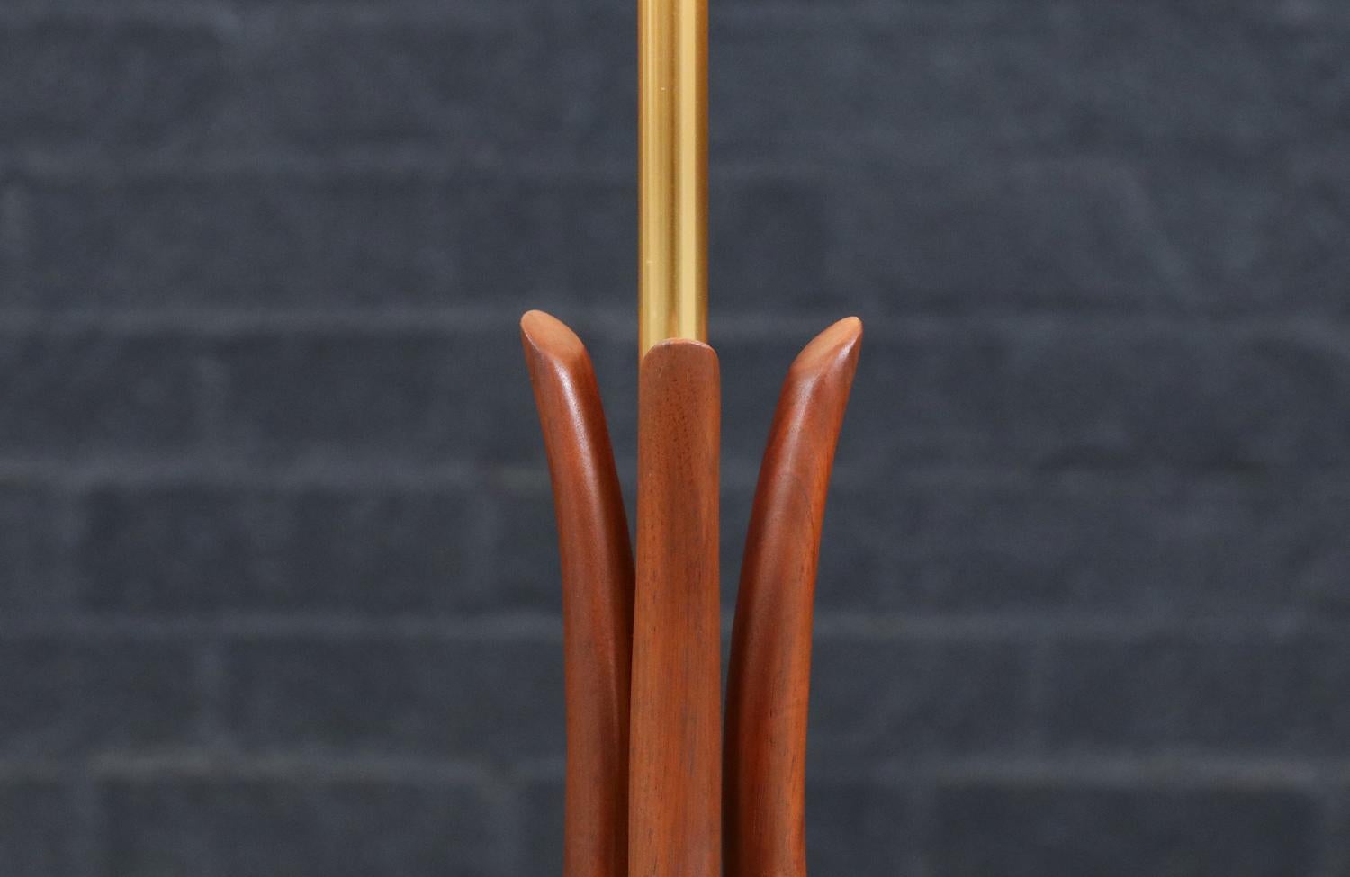 Restaurée par des experts - Lampe de table en noyer sculpté de David Shreve pour V.I.H. Woolums en vente 3