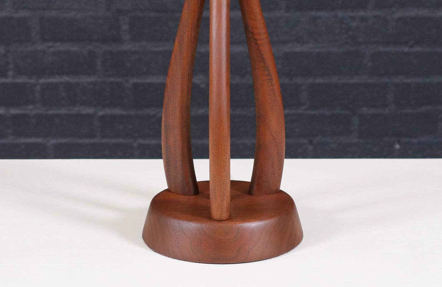 Restaurée par des experts - Lampe de table en noyer sculpté de David Shreve pour V.I.H. Woolums en vente 4
