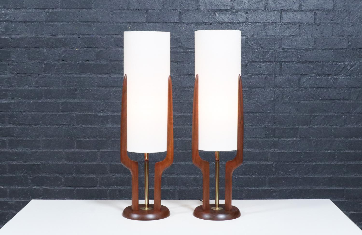 Designer
David Shreve

Produttore
H. H. Woolums
________________________________________

Trasformare un mobile Mid-Century Modern è come riportare in vita la storia e noi affrontiamo questo viaggio con passione e precisione. Con oltre 17 anni di