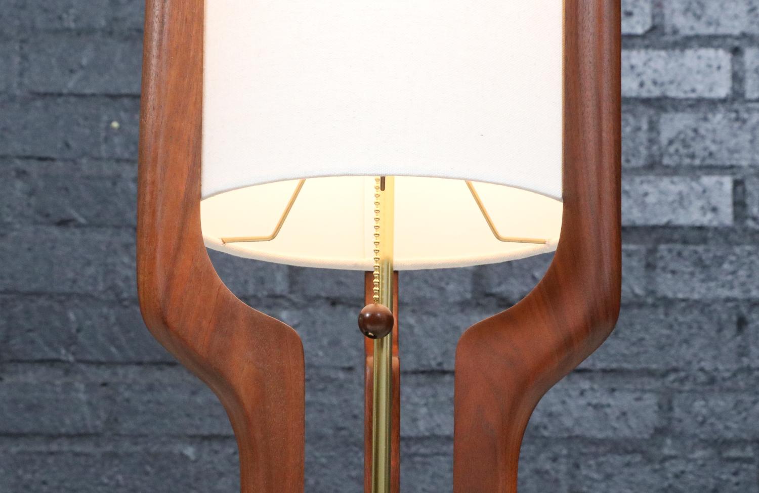 Ottone Restaurate con perizia - Lampade da tavolo scultoree in noce di David David Shreve per V.H. Woolums in vendita