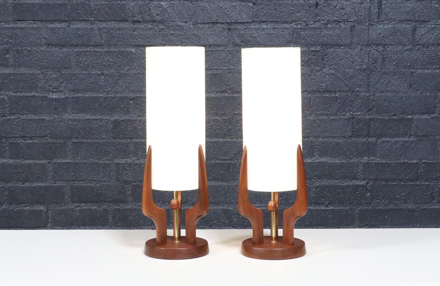 Designer
David Shreve
Fabricant
V.H. Woolums

________________________________________

Transformer un meuble moderne du milieu du siècle, c'est comme redonner vie à l'histoire, et nous entreprenons ce voyage avec passion et précision. Avec plus de