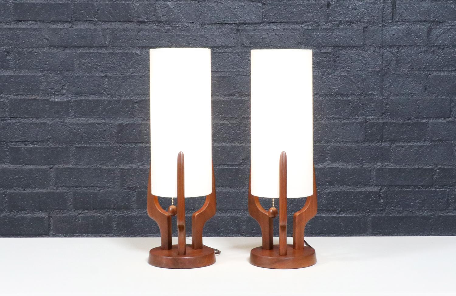 Mid-Century Modern Restaurées par des experts - Lampes de table en noyer sculpté de David Shreve pour V.H. Woolums en vente