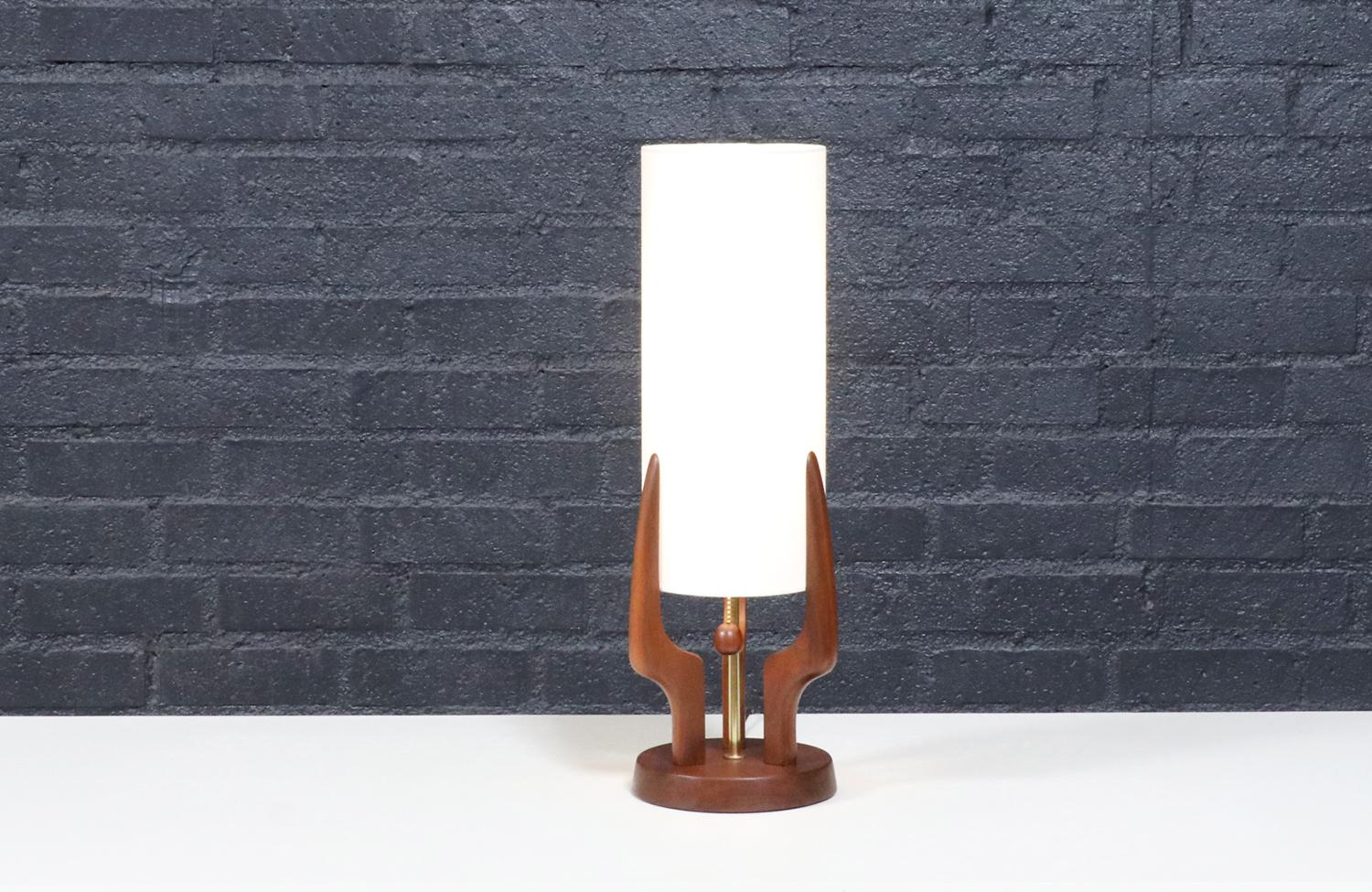 Américain Restaurées par des experts - Lampes de table en noyer sculpté de David Shreve pour V.H. Woolums en vente