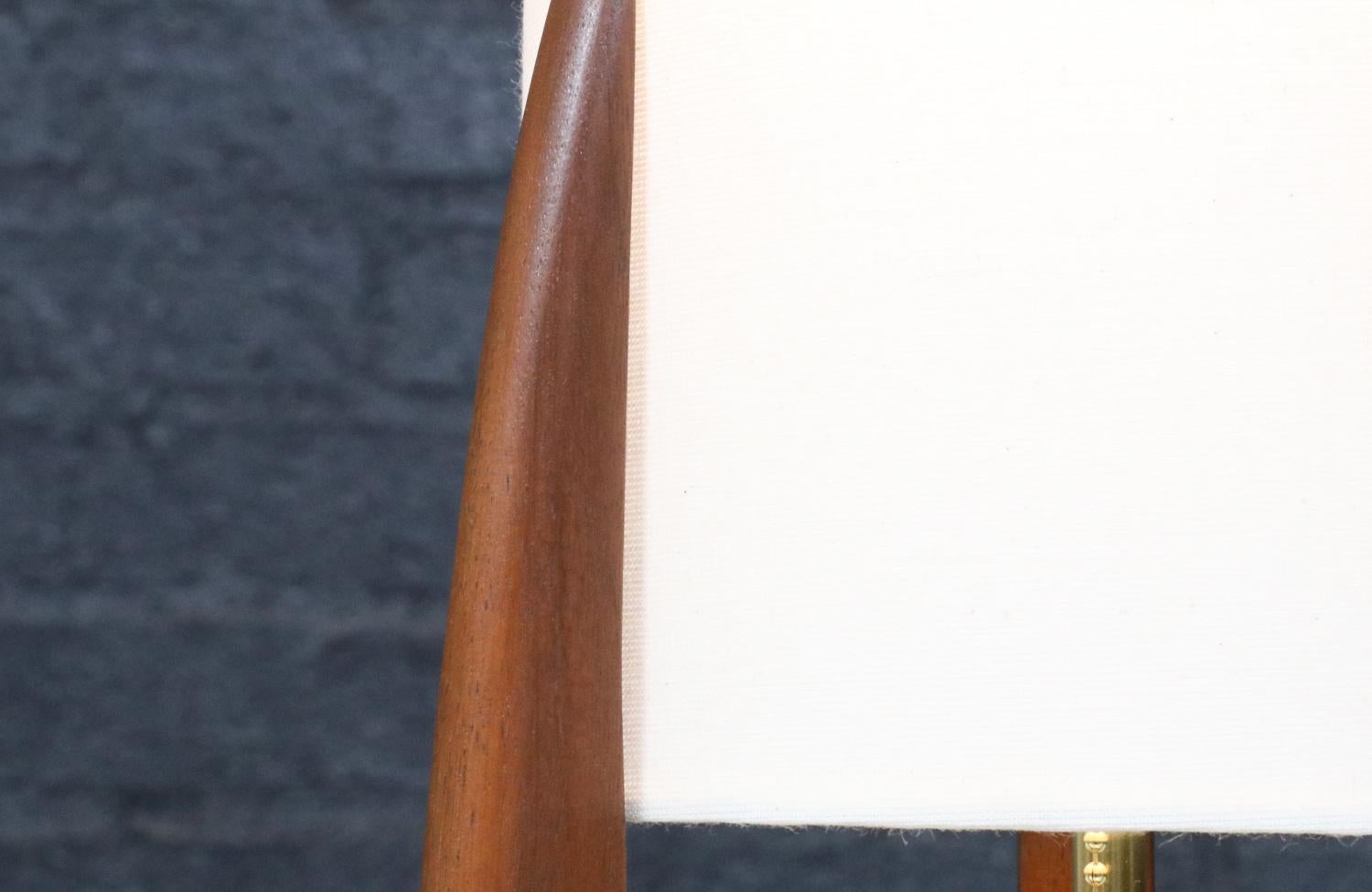 Poli Restaurées par des experts - Lampes de table en noyer sculpté de David Shreve pour V.H. Woolums en vente