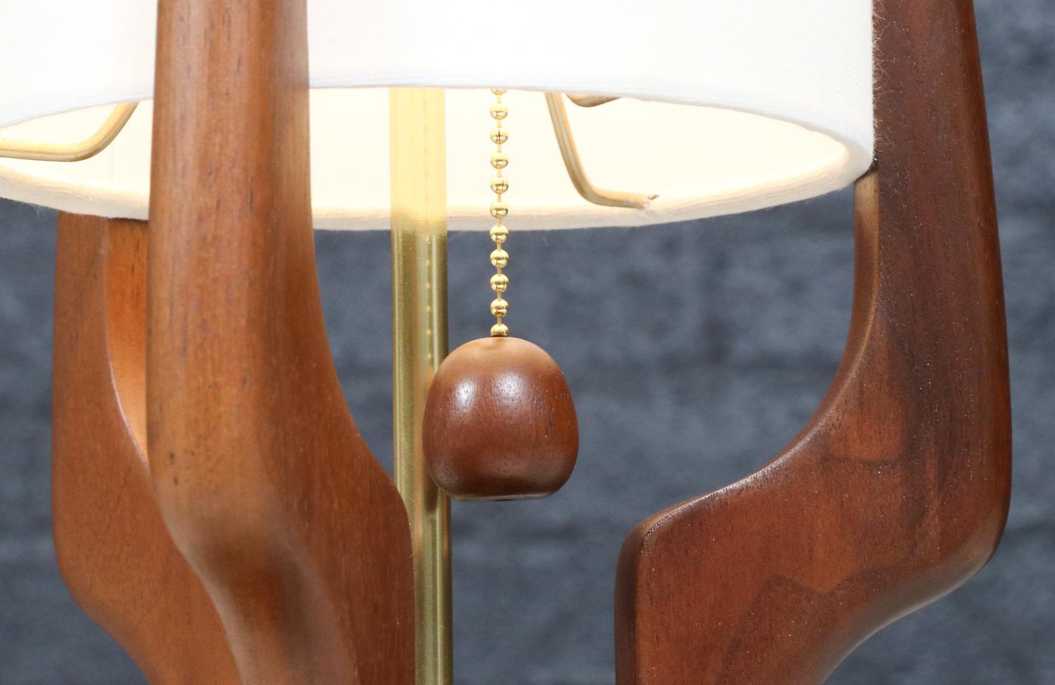 Restaurées par des experts - Lampes de table en noyer sculpté de David Shreve pour V.H. Woolums Excellent état - En vente à Los Angeles, CA