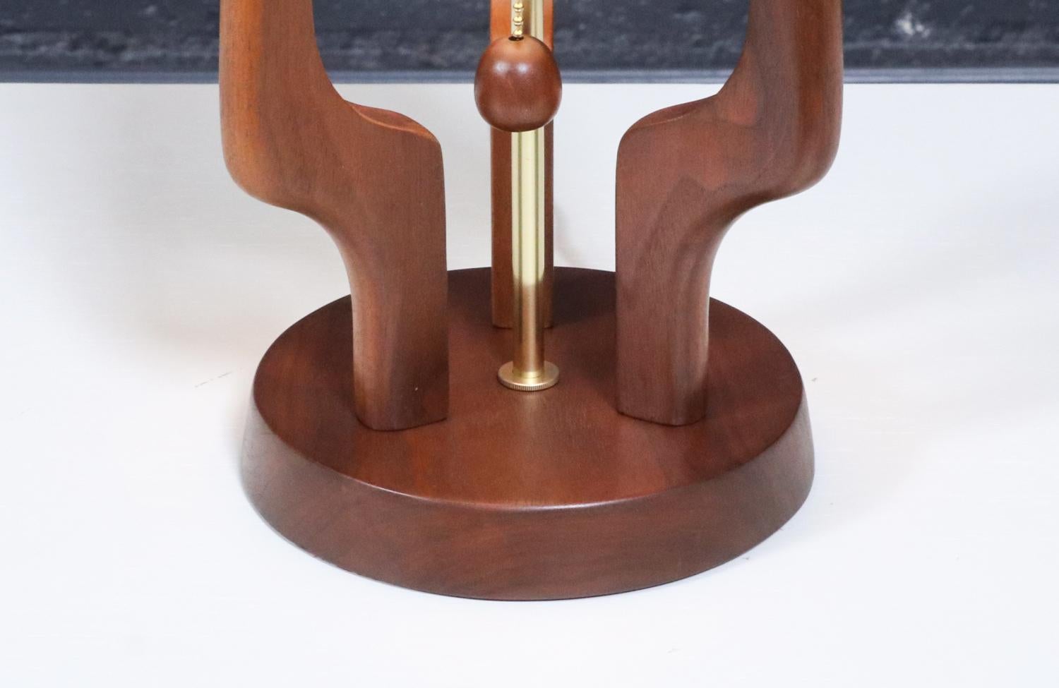 Milieu du XXe siècle Restaurées par des experts - Lampes de table en noyer sculpté de David Shreve pour V.H. Woolums en vente