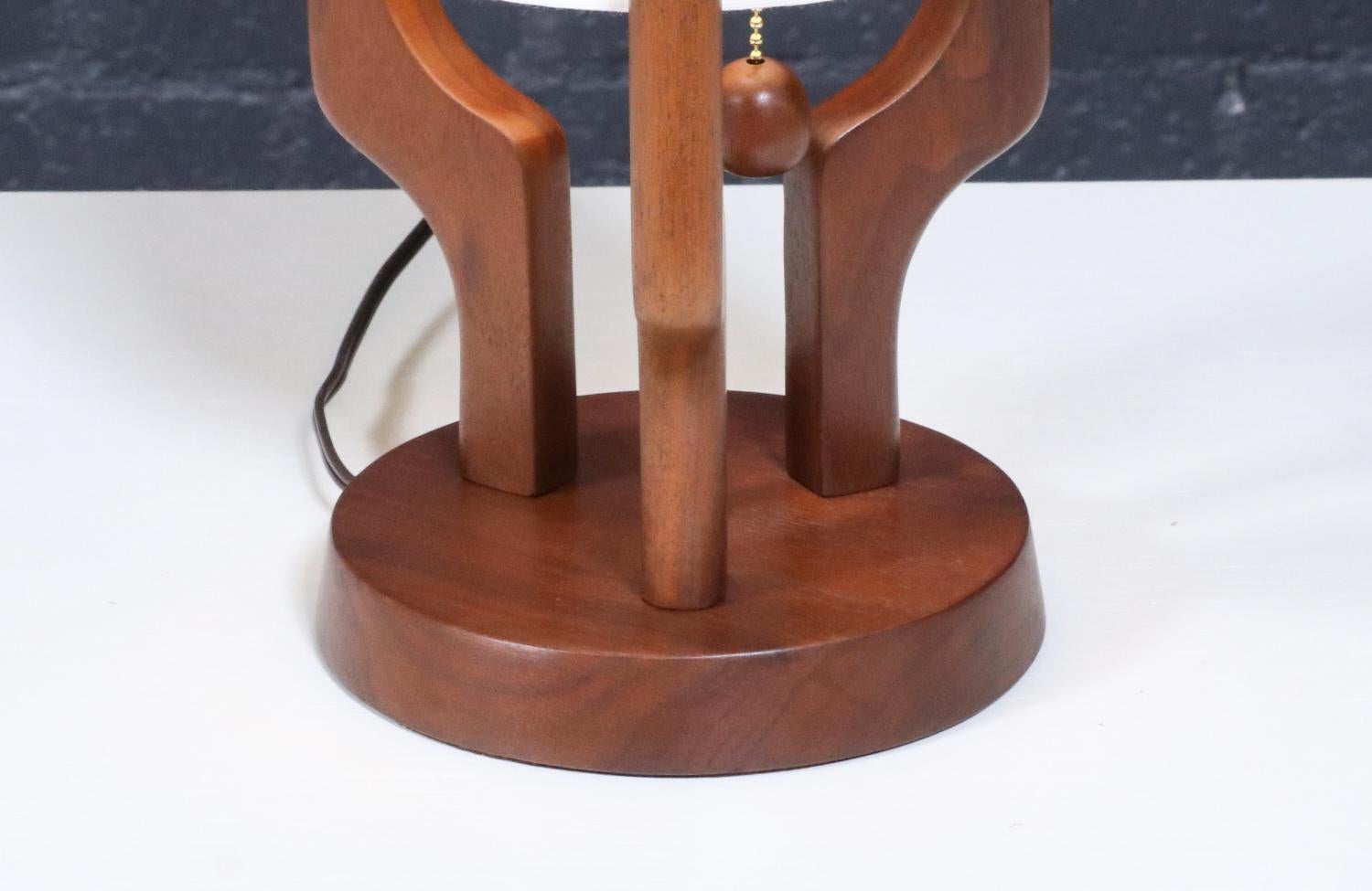 Laiton Restaurées par des experts - Lampes de table en noyer sculpté de David Shreve pour V.H. Woolums en vente