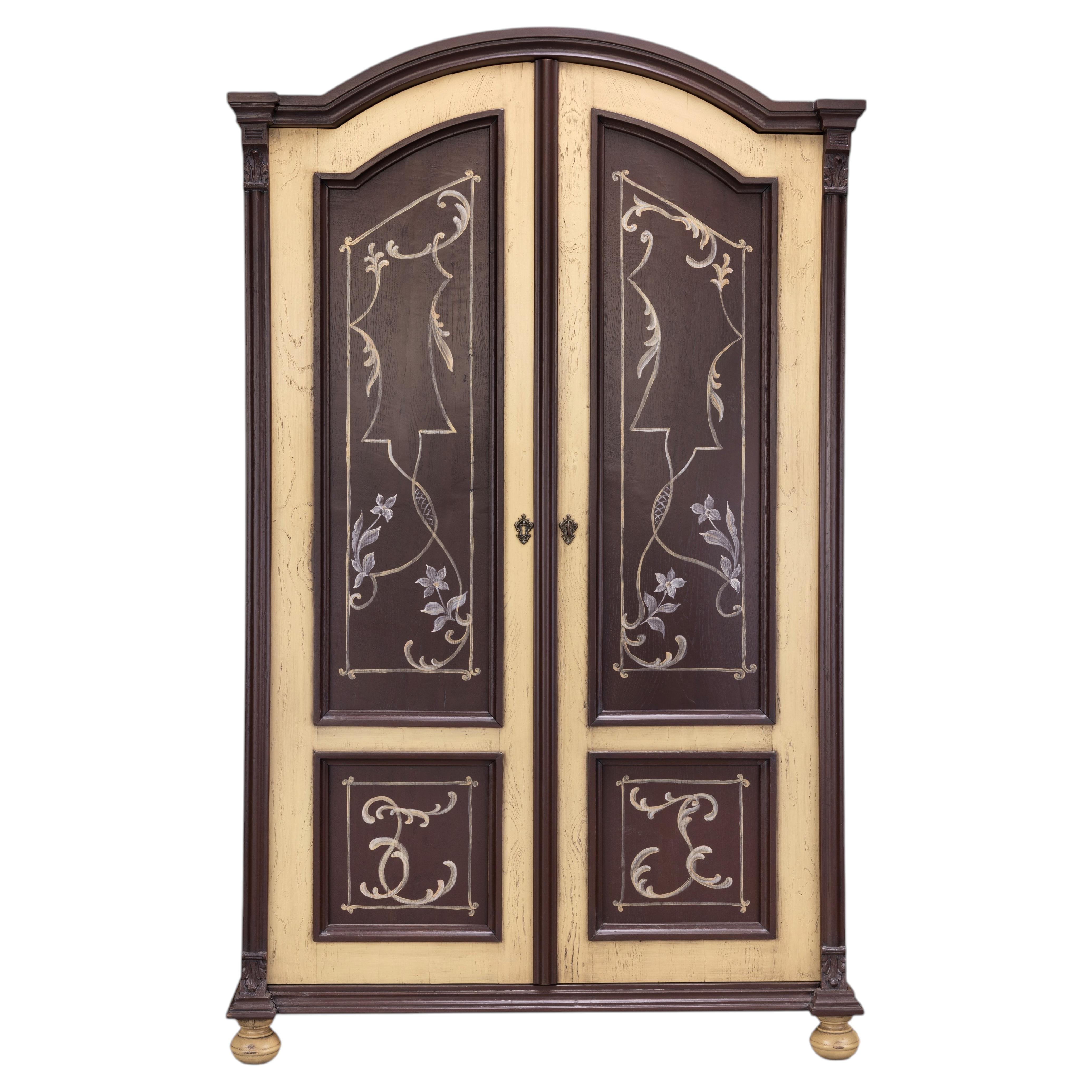Armoire de style champêtre européen, peinte à la main et restaurée avec soin en vente
