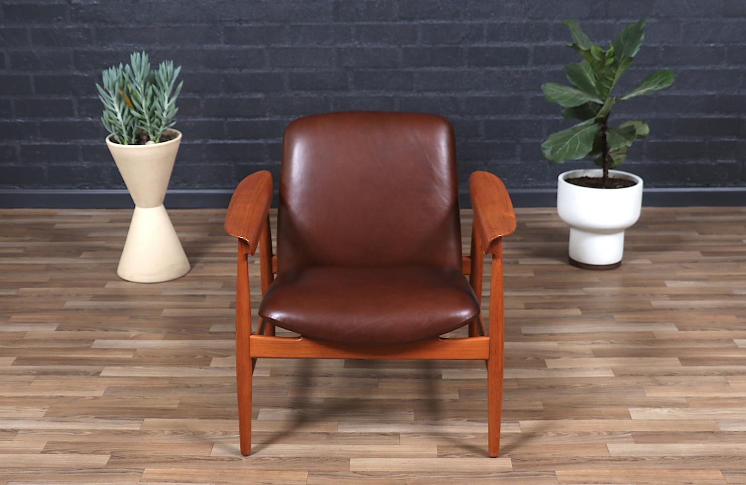 Expertisch restauriert - Finn Juhl Modell BO-118 Cognacfarbener Loungesessel aus Leder und Teakholz (Mitte des 20. Jahrhunderts) im Angebot