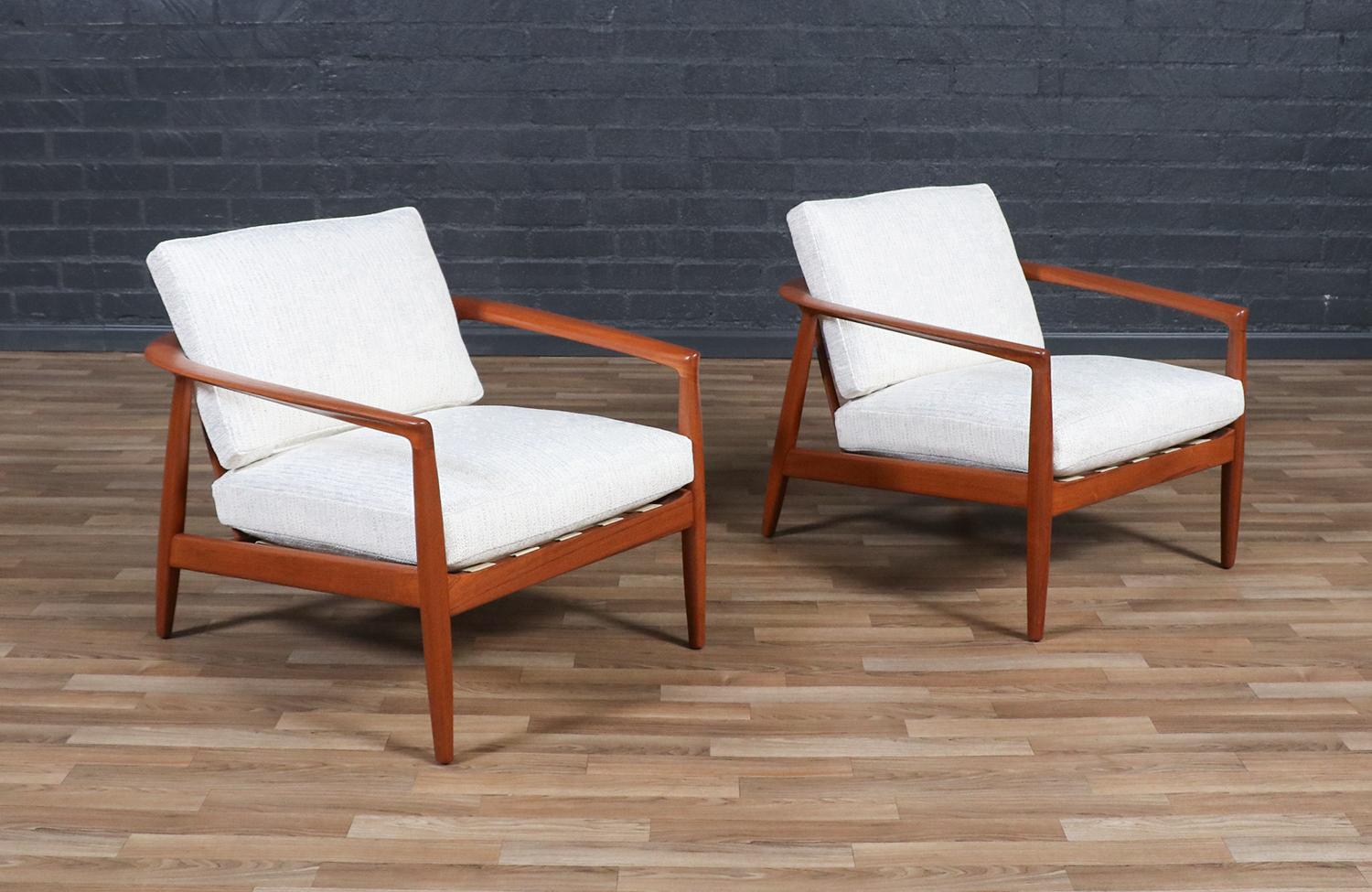 ________________________________________

Die Umgestaltung eines Mid-Century Modern-Möbels ist wie die Wiederbelebung der Geschichte, und wir gehen diese Reise mit Leidenschaft und Präzision an. Mit mehr als 17 Jahren handwerklicher Erfahrung ist