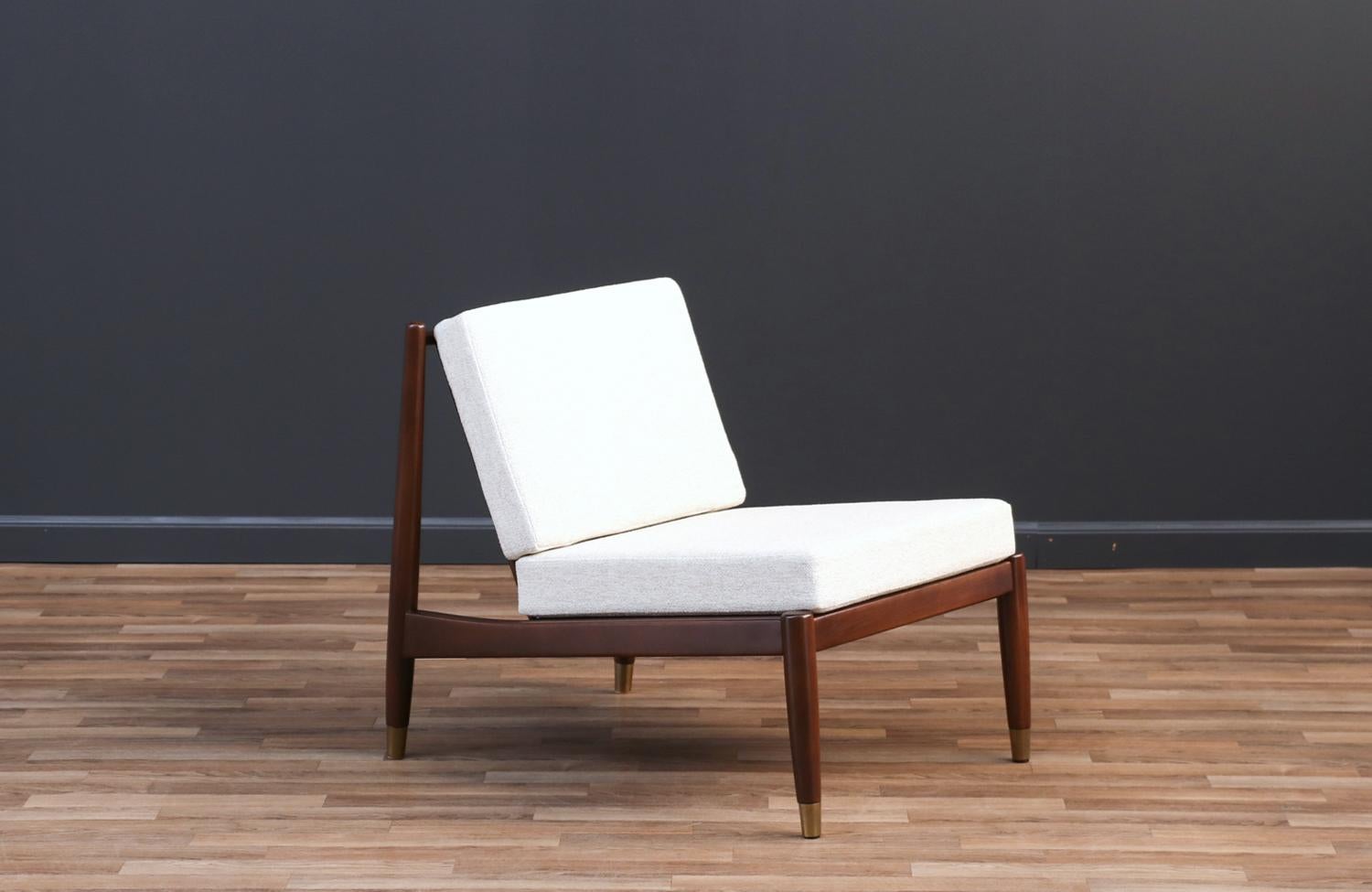 Folke Ohlsson Slipper Lounge Chair für DUX.

________________________________________

Die Umgestaltung eines Mid-Century Modern-Möbels ist wie die Wiederbelebung der Geschichte, und wir gehen diese Reise mit Leidenschaft und Präzision an. Mit mehr