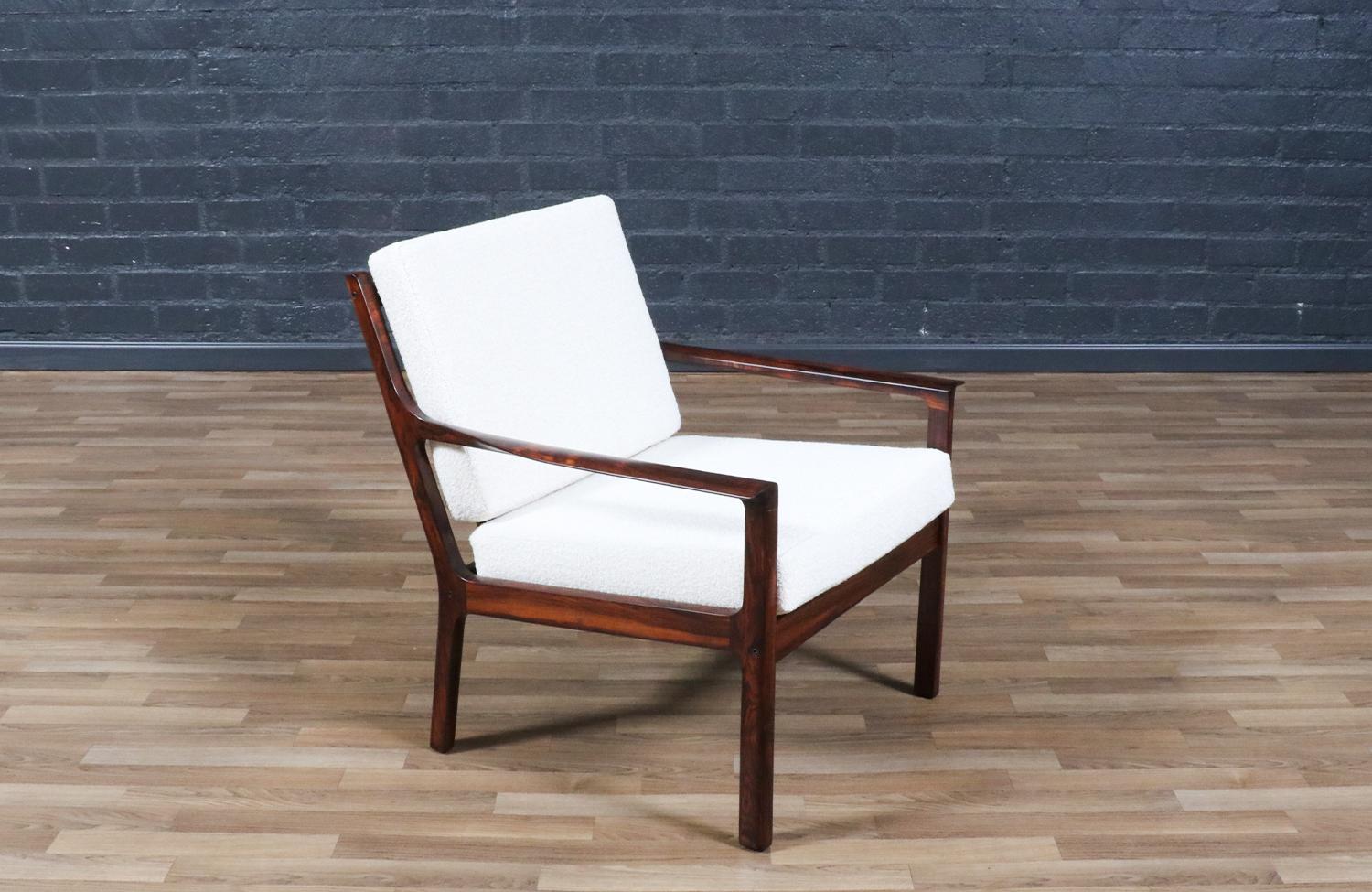 Designer : Fredrik Kayser
Fabricant : Vatne M�øbler

Matériaux :
Bois de rose brésilien, nouveau tissu Tweed, nouvelle mousse haute densité, nouvelles sangles Fagas

________________________________________

Transformer un meuble moderne du milieu du