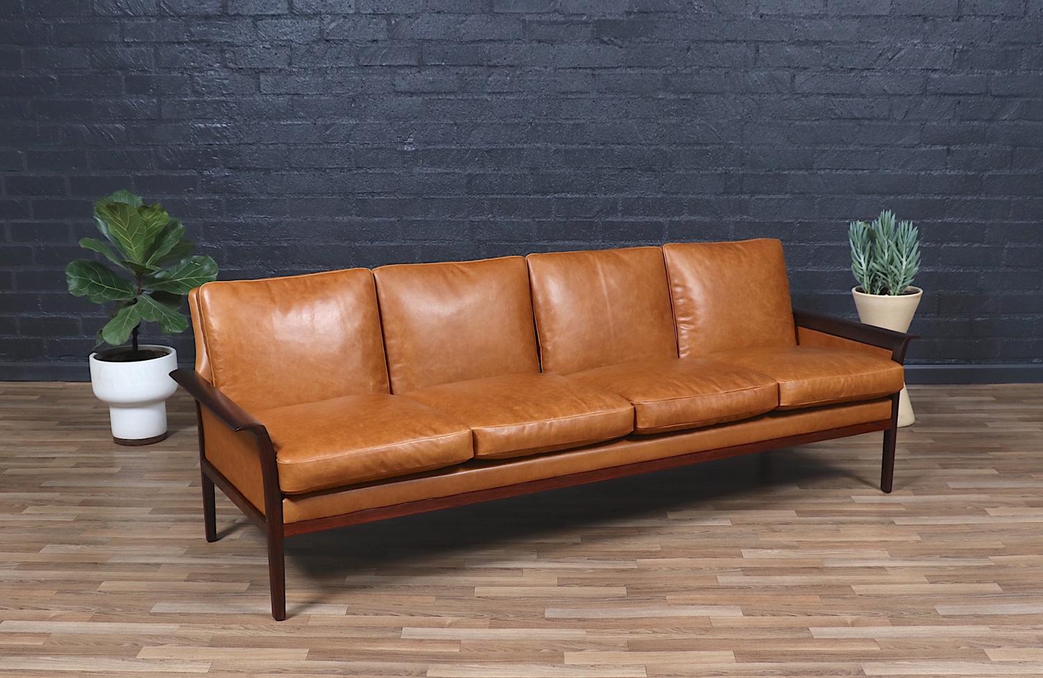 ________________________________________

Die Umgestaltung eines Mid-Century Modern-Möbels ist wie die Wiederbelebung der Geschichte, und wir gehen diese Reise mit Leidenschaft und Präzision an. Mit mehr als 17 Jahren handwerklicher Erfahrung ist