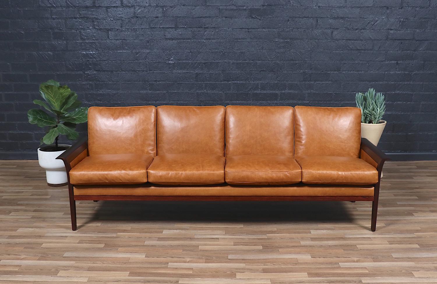 Fachmännisch restauriert - Fredrik A. Kayser Modell-934 Palisander & Leder Sofa (Skandinavische Moderne) im Angebot