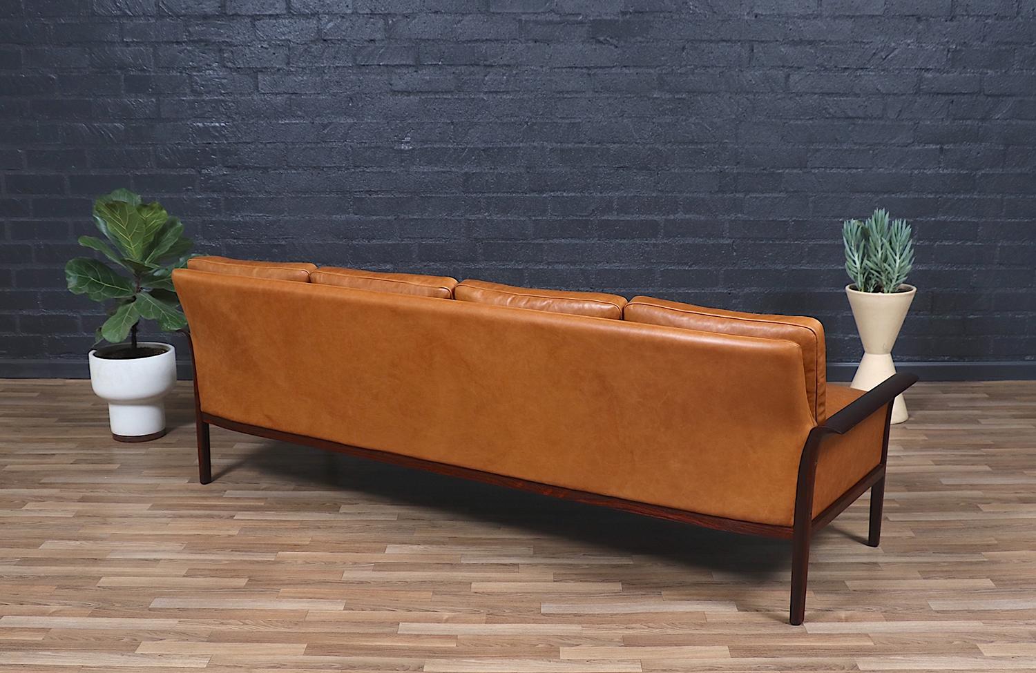 Fachmännisch restauriert - Fredrik A. Kayser Modell-934 Palisander & Leder Sofa im Zustand „Hervorragend“ im Angebot in Los Angeles, CA