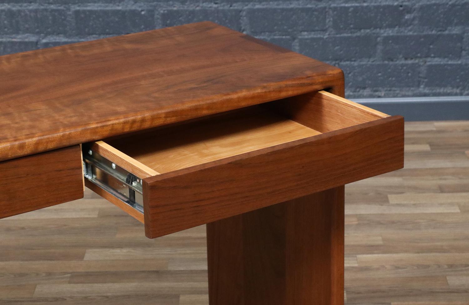 Expertly Restored - Gerald McCabe Shedua Console Table for Orange Crate Modern For Sale 4