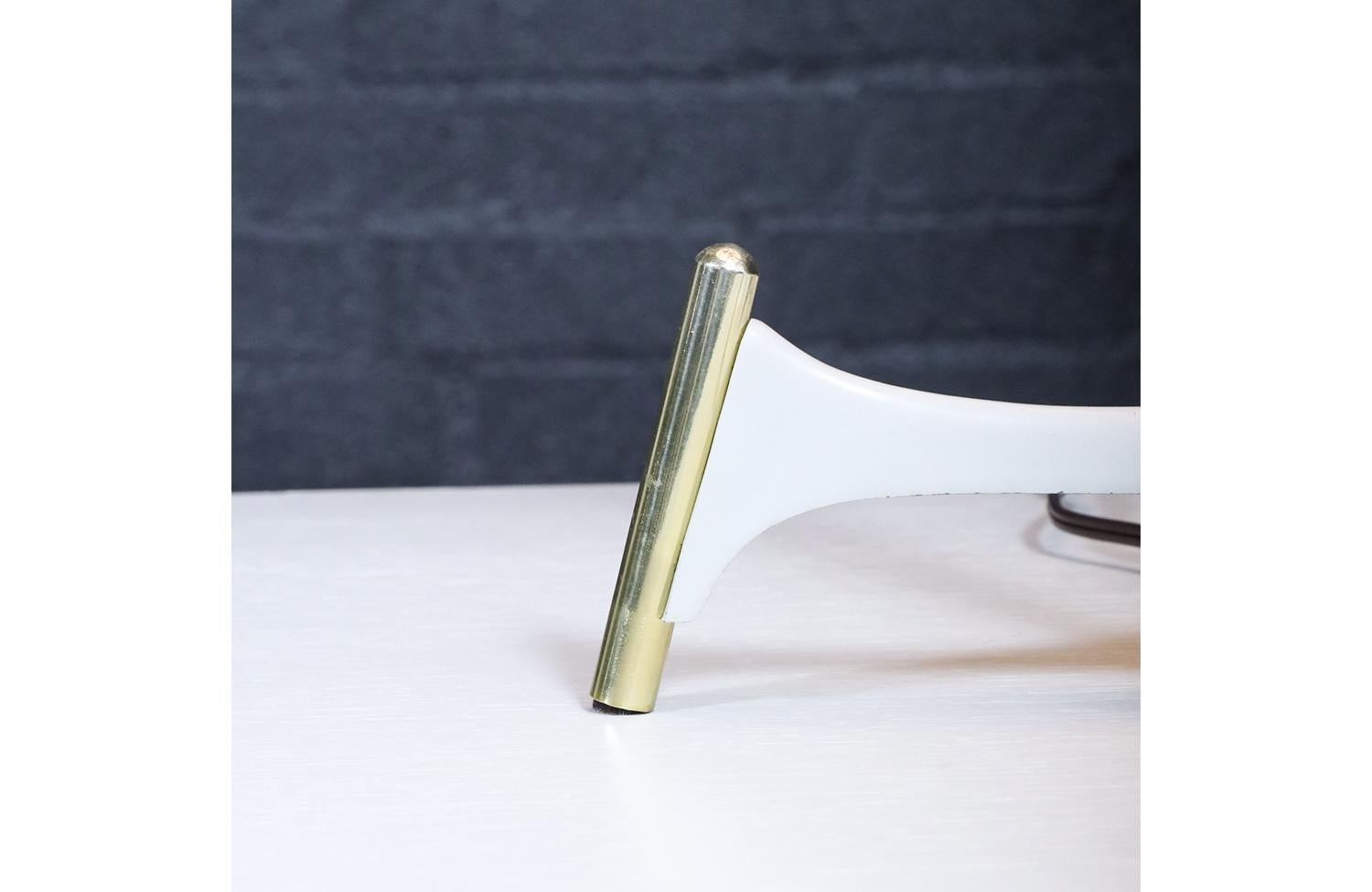 Expertly Restored - Gerald Thurston Sculpted Tripod Table Lamp for Lightolier en venta 5