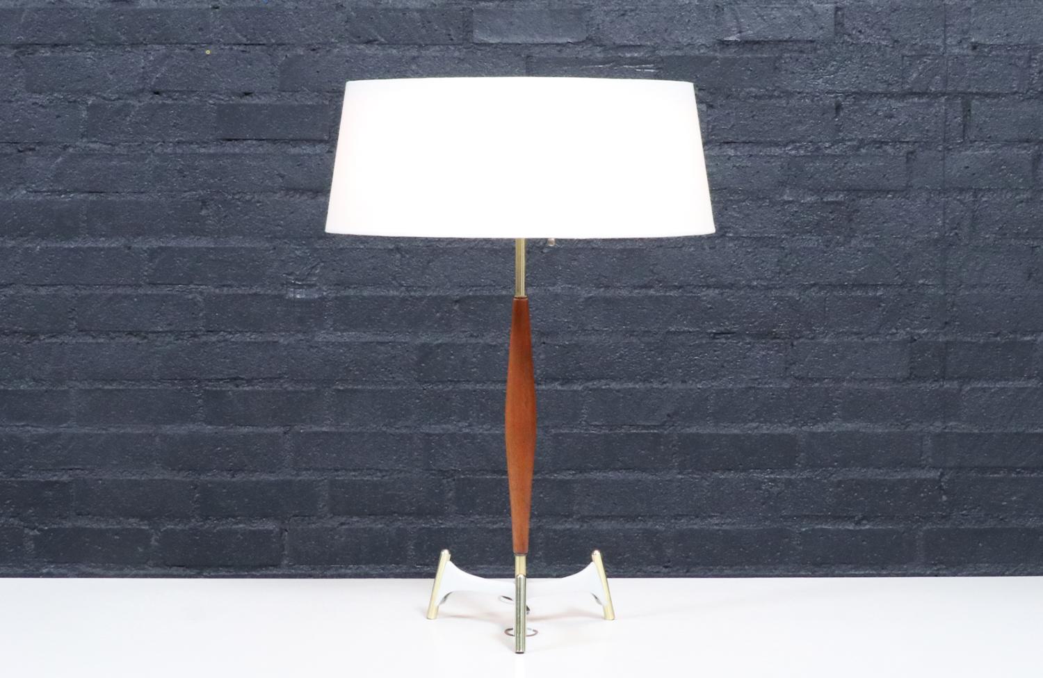 Expertly Restored - Gerald Thurston Sculpted Tripod Table Lamp for Lightolier Moderno de mediados de siglo en venta