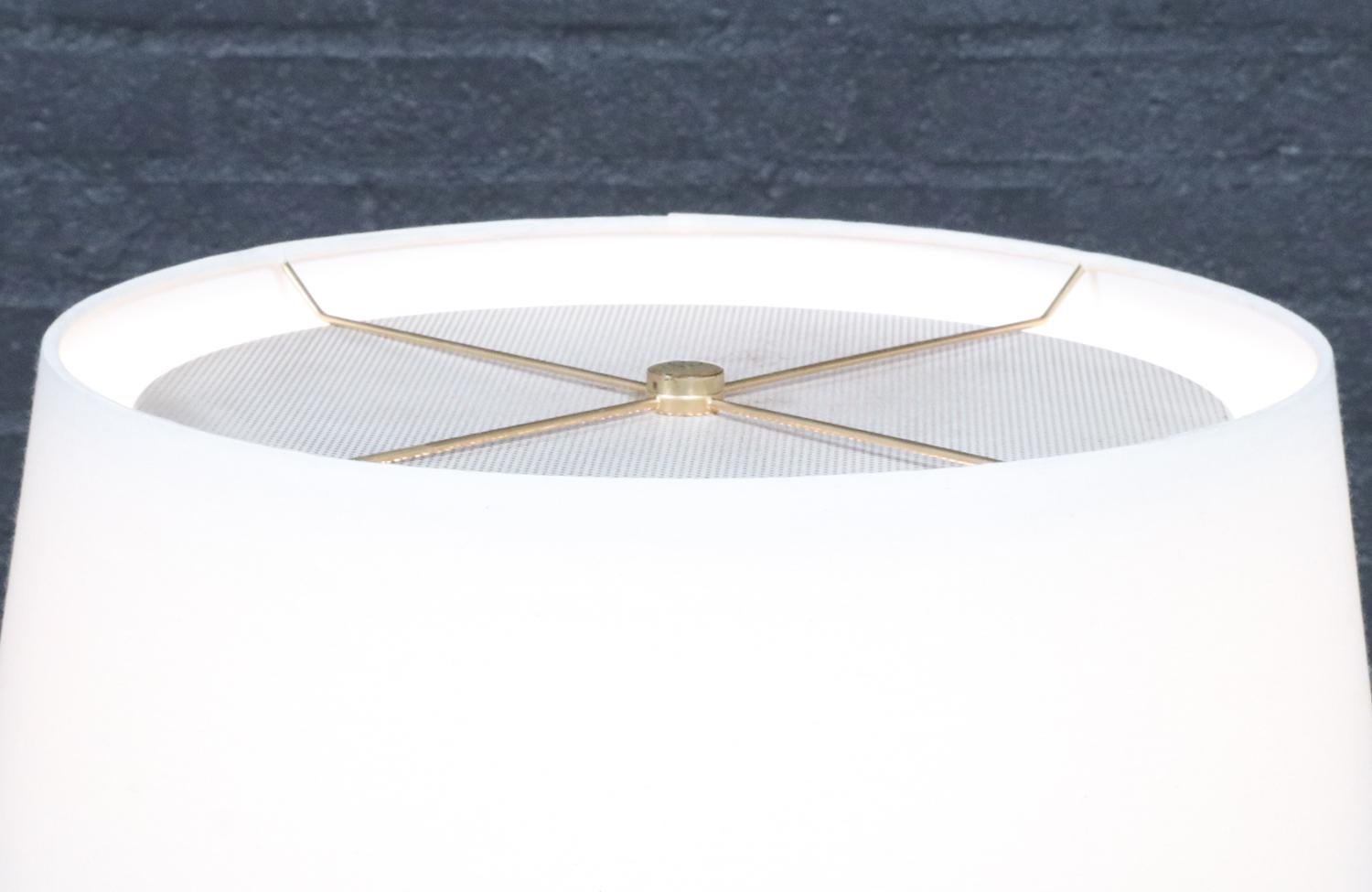 Expertly Restored - Gerald Thurston Sculpted Tripod Table Lamp for Lightolier Estadounidense en venta