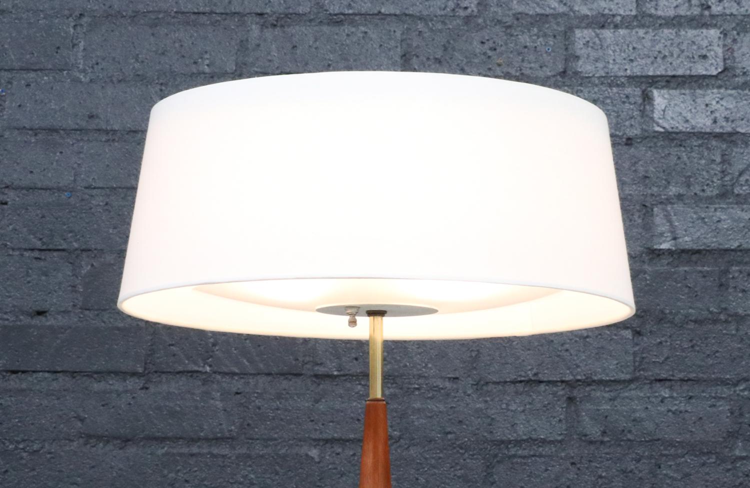 Expertly Restored - Gerald Thurston Sculpted Tripod Table Lamp for Lightolier mediados del siglo XX en venta