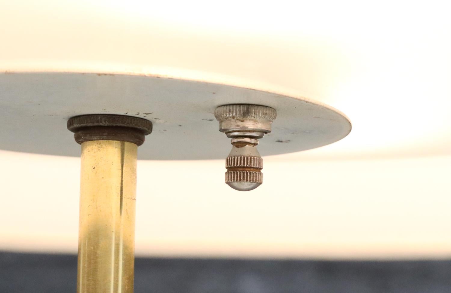 Expertly Restored - Gerald Thurston Sculpted Tripod Table Lamp for Lightolier Latón en venta