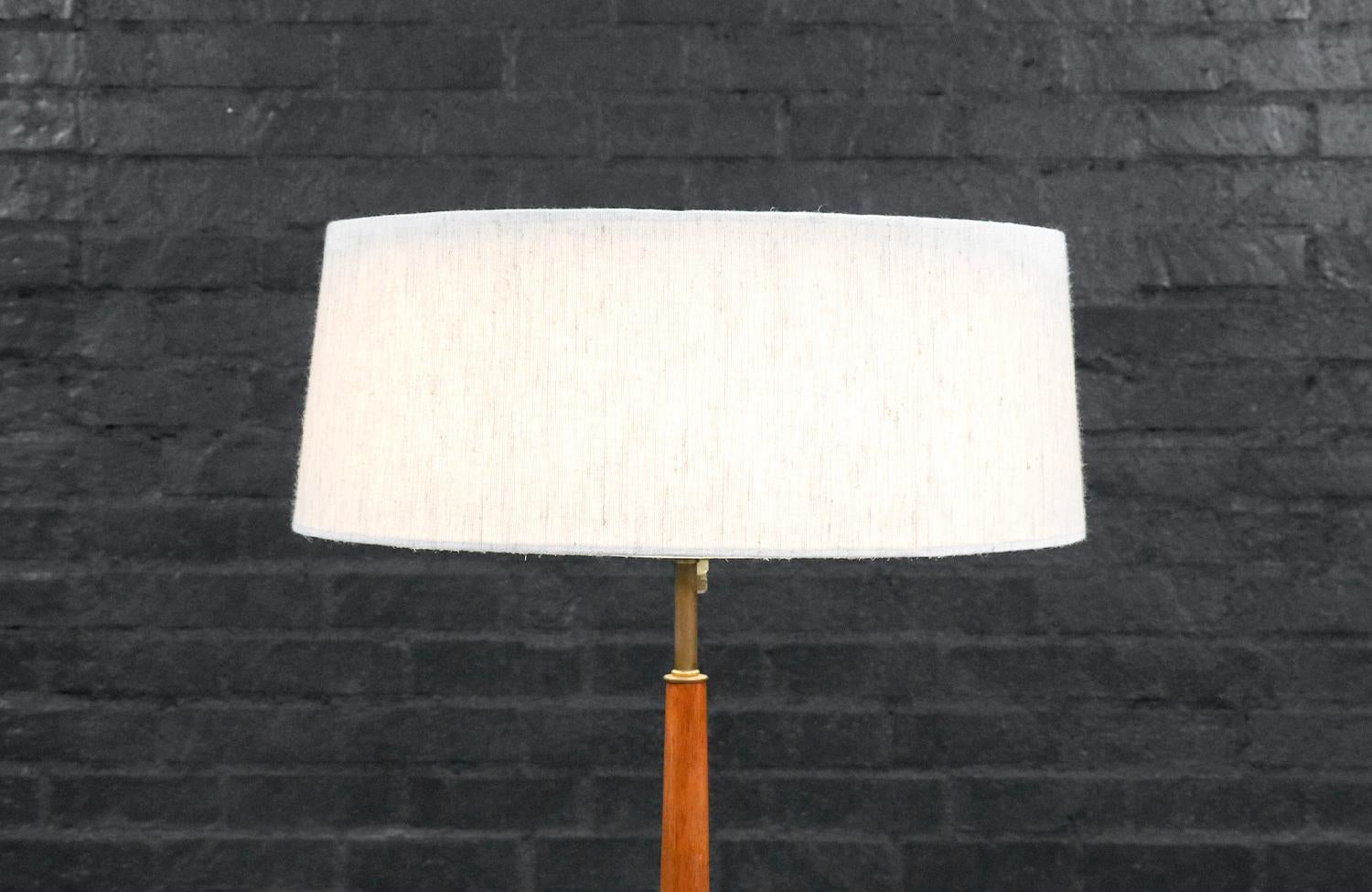 Mid-Century Modern Expertly Restored - Gerald Thurston Tripod Sculpted Brass & Walnut Table Lamp For Sale
