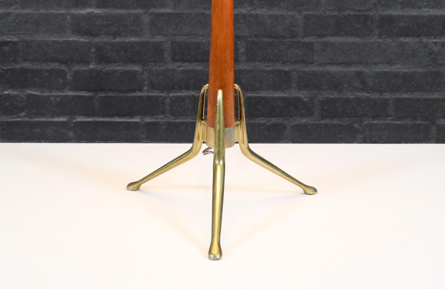 Expertly Restored - Gerald Thurston Tripod Sculpted Brass & Walnut Table Lamp For Sale 1