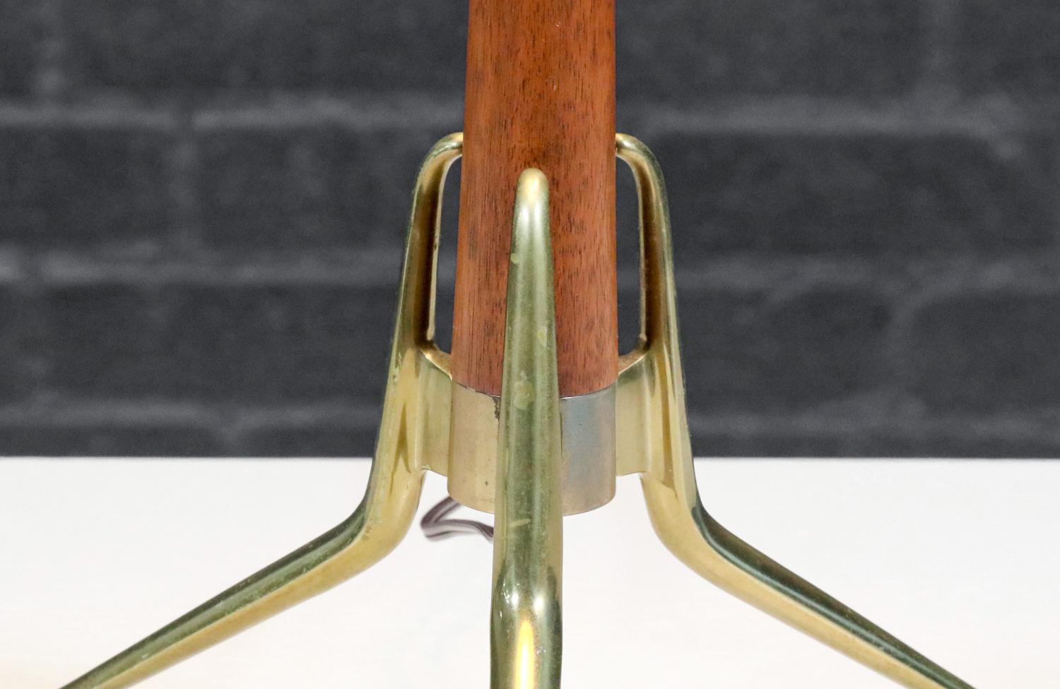 Expertly Restored - Gerald Thurston Tripod Sculpted Brass & Walnut Table Lamp For Sale 2