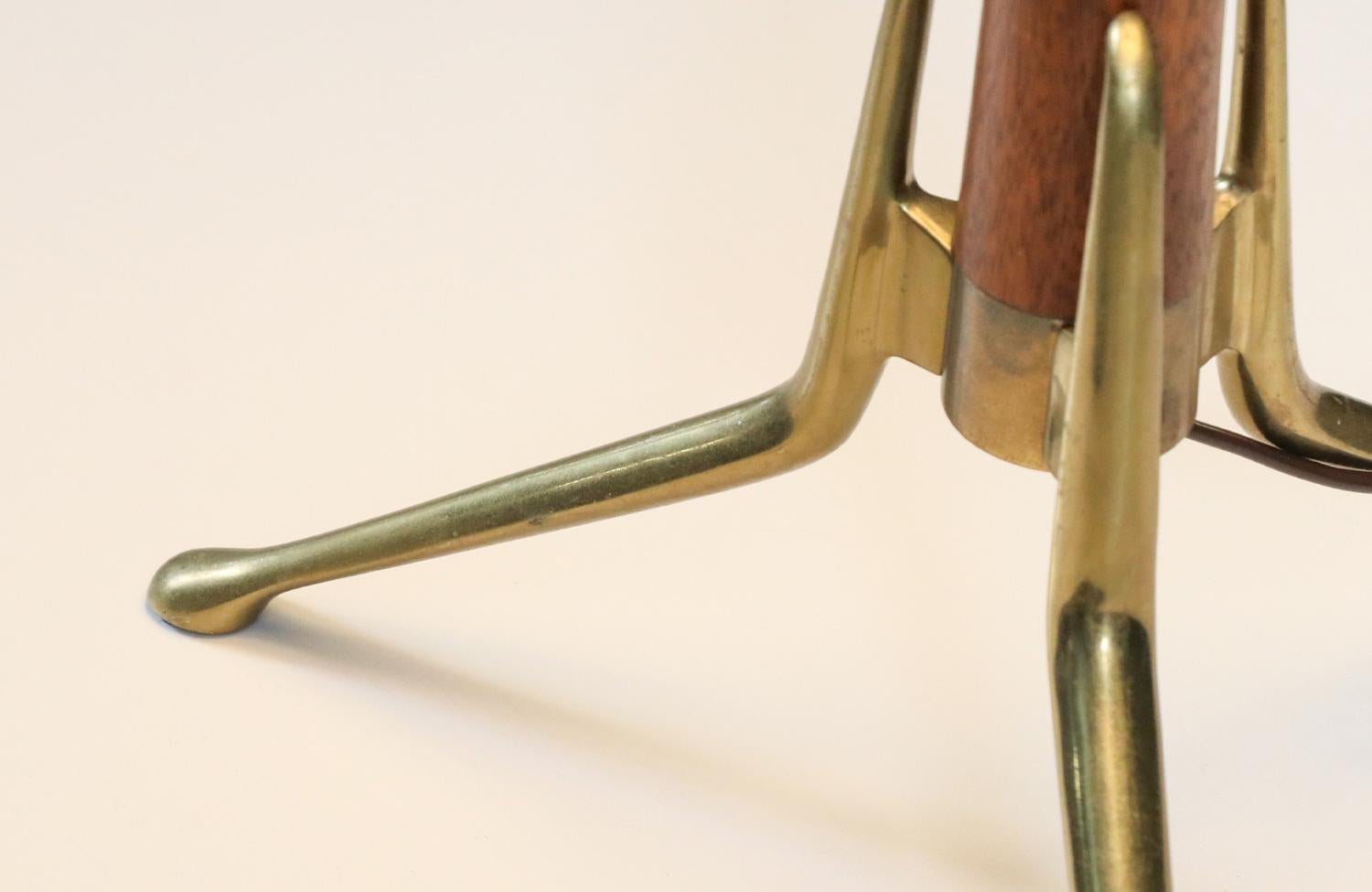 Expertly Restored - Gerald Thurston Tripod Sculpted Brass & Walnut Table Lamp For Sale 3