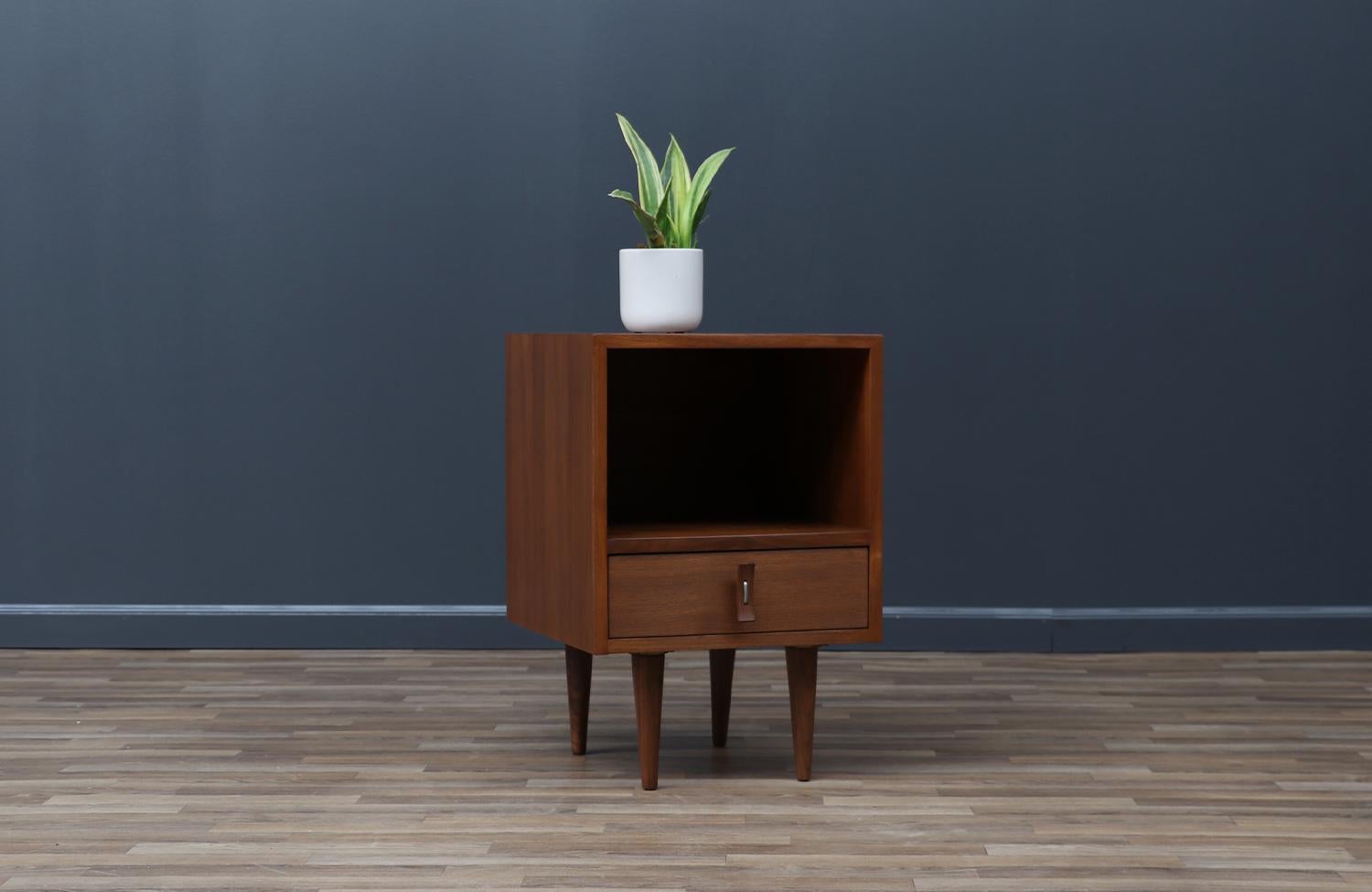 Mid-Century Modern Expert en restauration - Glenn of California Night Stand by Stanley Young en vente