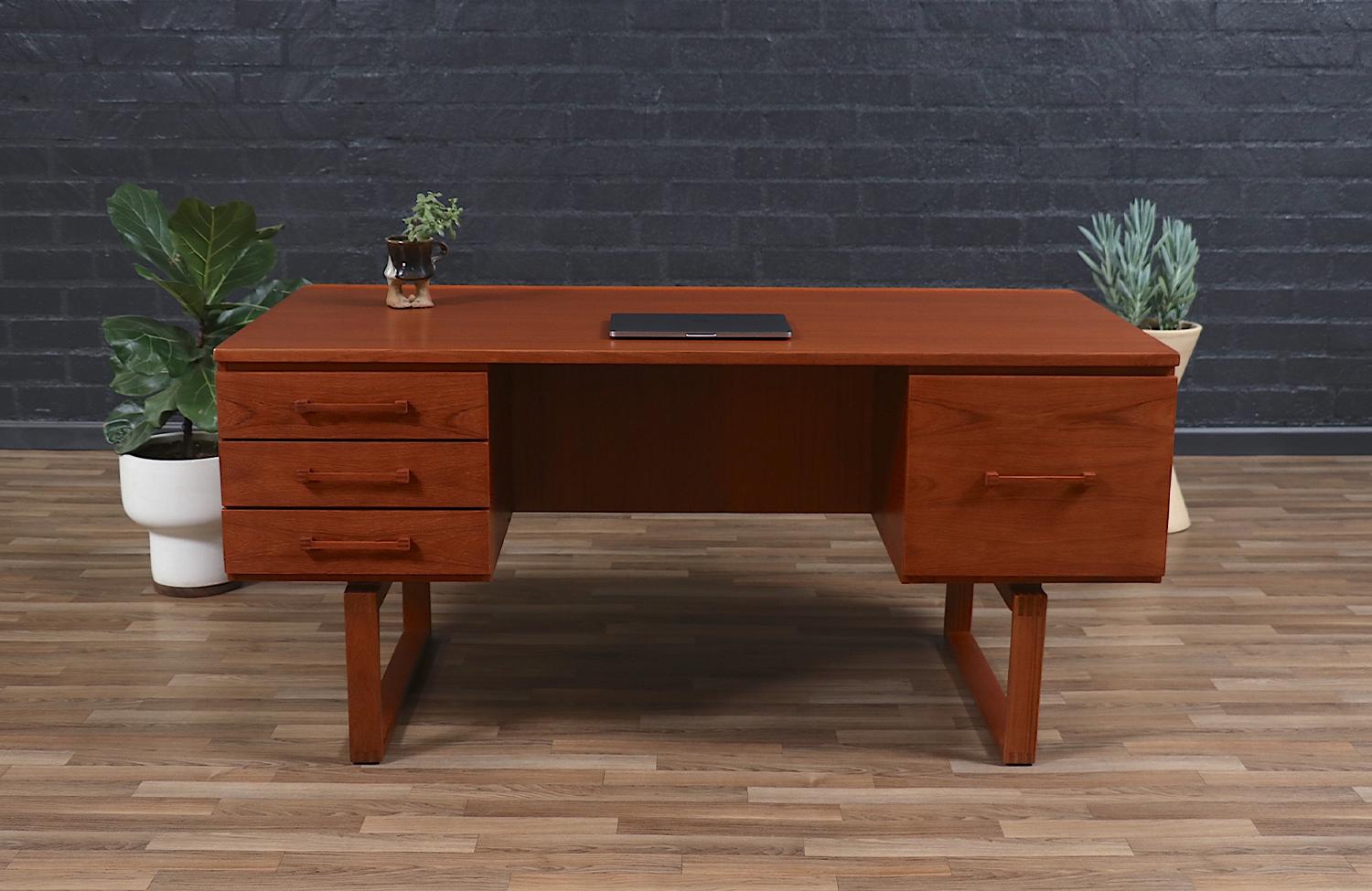 Danish Expertly Restored - Henning Jensen & Torbin Valeur Teak Desk for Dyrlund
