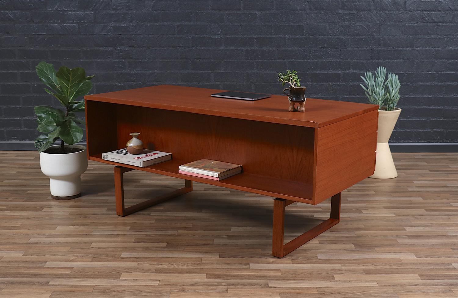 Expertly Restored - Henning Jensen & Torbin Valeur Teak Desk for Dyrlund In Excellent Condition In Los Angeles, CA