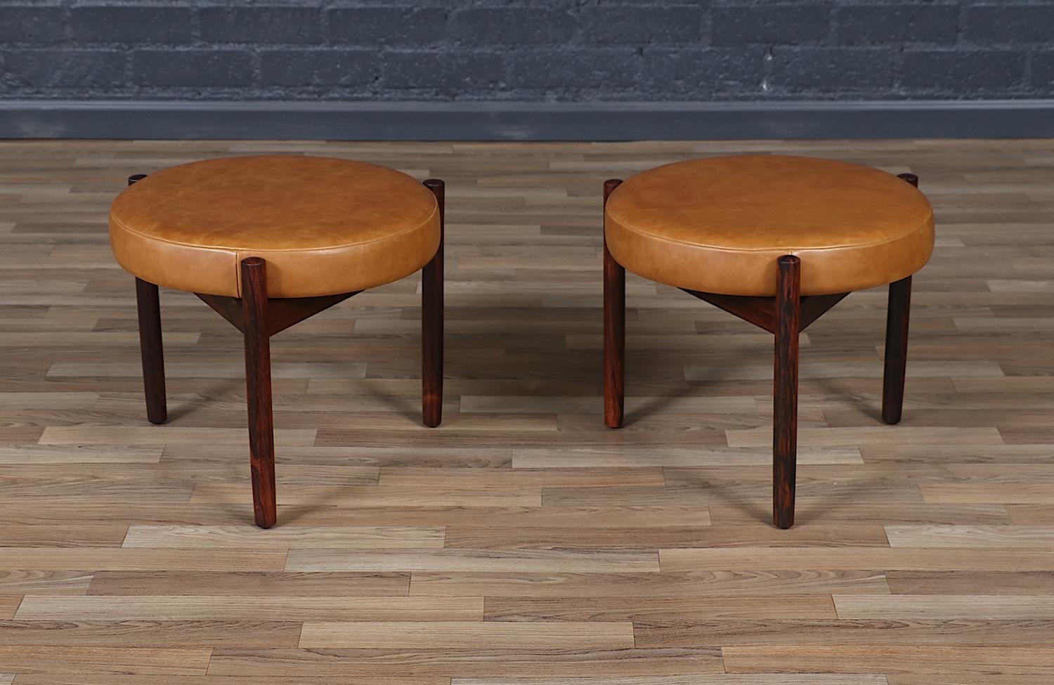 Mid-Century Modern Expertly Restored - Hugo Frandsen Rosewood & Cognac Leather Stools en vente