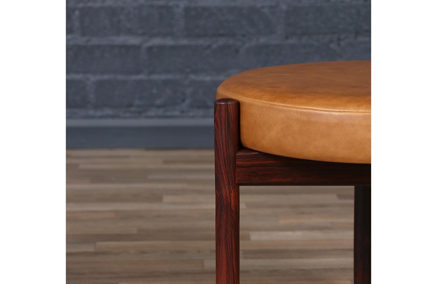 Cuir Expertly Restored - Hugo Frandsen Rosewood & Cognac Leather Stools en vente