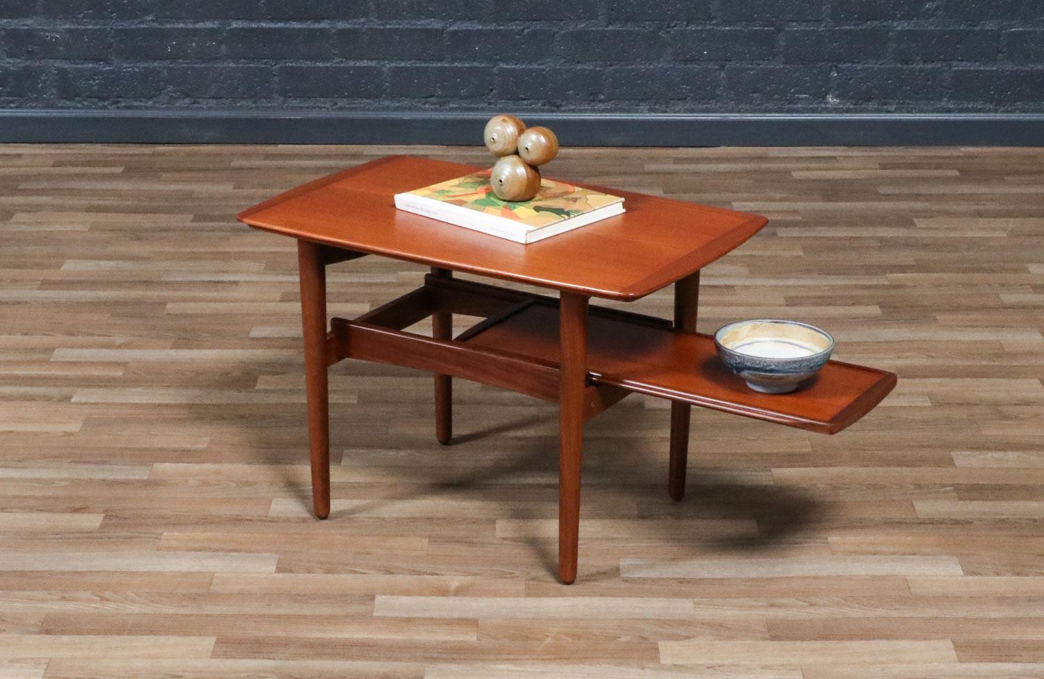 Fachmännisch restauriert - H. W. Klein Teak Beistelltisch mit ausziehbarem Tablett für Bramin (Mitte des 20. Jahrhunderts) im Angebot