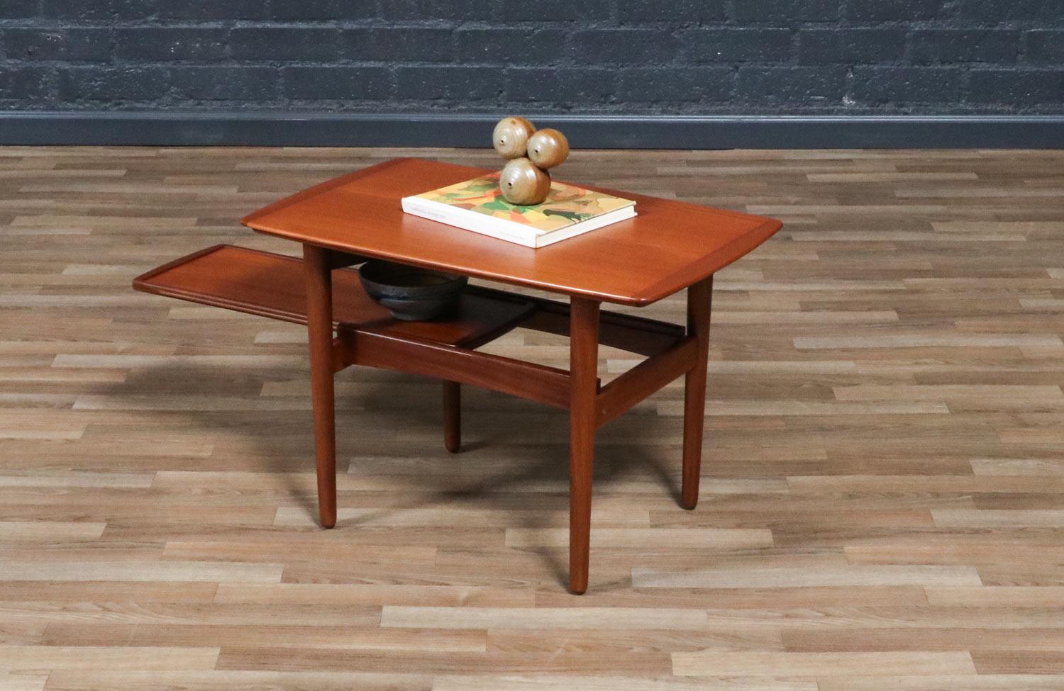 Fachmännisch restauriert - H. W. Klein Teak Beistelltisch mit ausziehbarem Tablett für Bramin (Holz) im Angebot