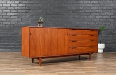 Credenza in teak "Jutland" di Ib Kofod-Larsen sapientemente restaurata per Brande Møbelfabrik