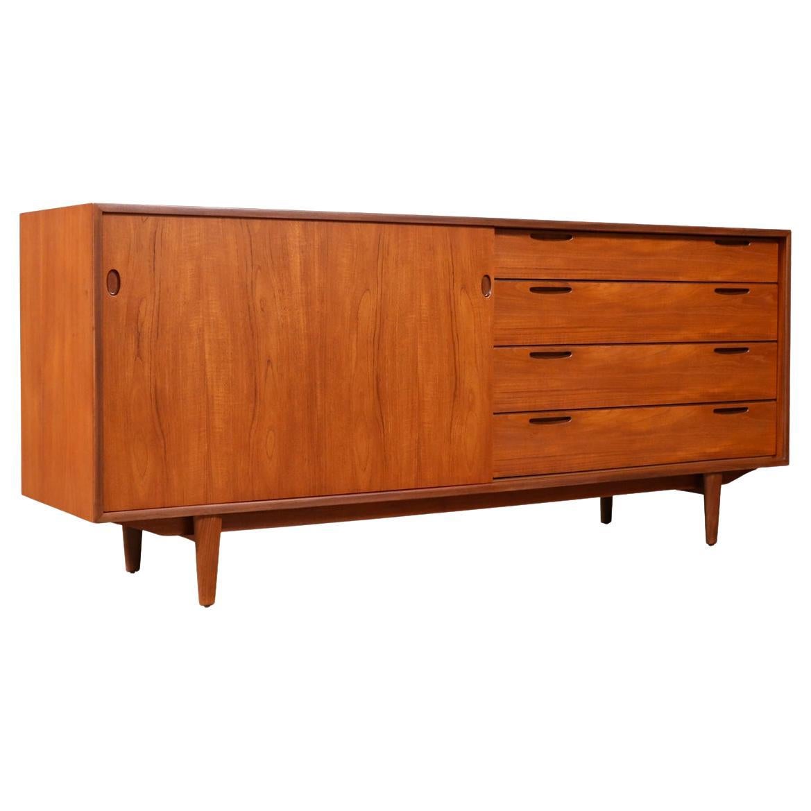 Credenza in teak "Jutland" di Ib Kofod-Larsen sapientemente restaurata per Brande Møbelfabrik