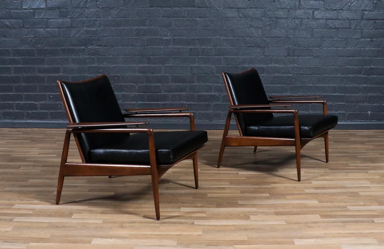 ________________________________________

Trasformare un mobile Mid-Century Modern è come riportare in vita la storia e noi affrontiamo questo viaggio con passione e precisione. Con oltre 17 anni di esperienza artigianale, il nostro studio di Los
