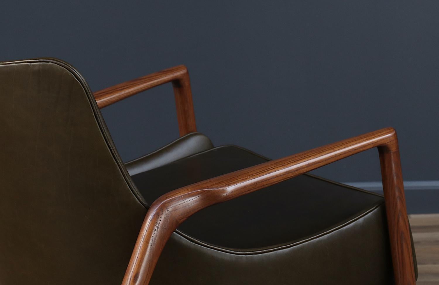 Fachmännisch restauriert – Ib Kofod-Larsen für Selig: Leder-Loungesessel mit Skulptur aus Leder im Angebot 4