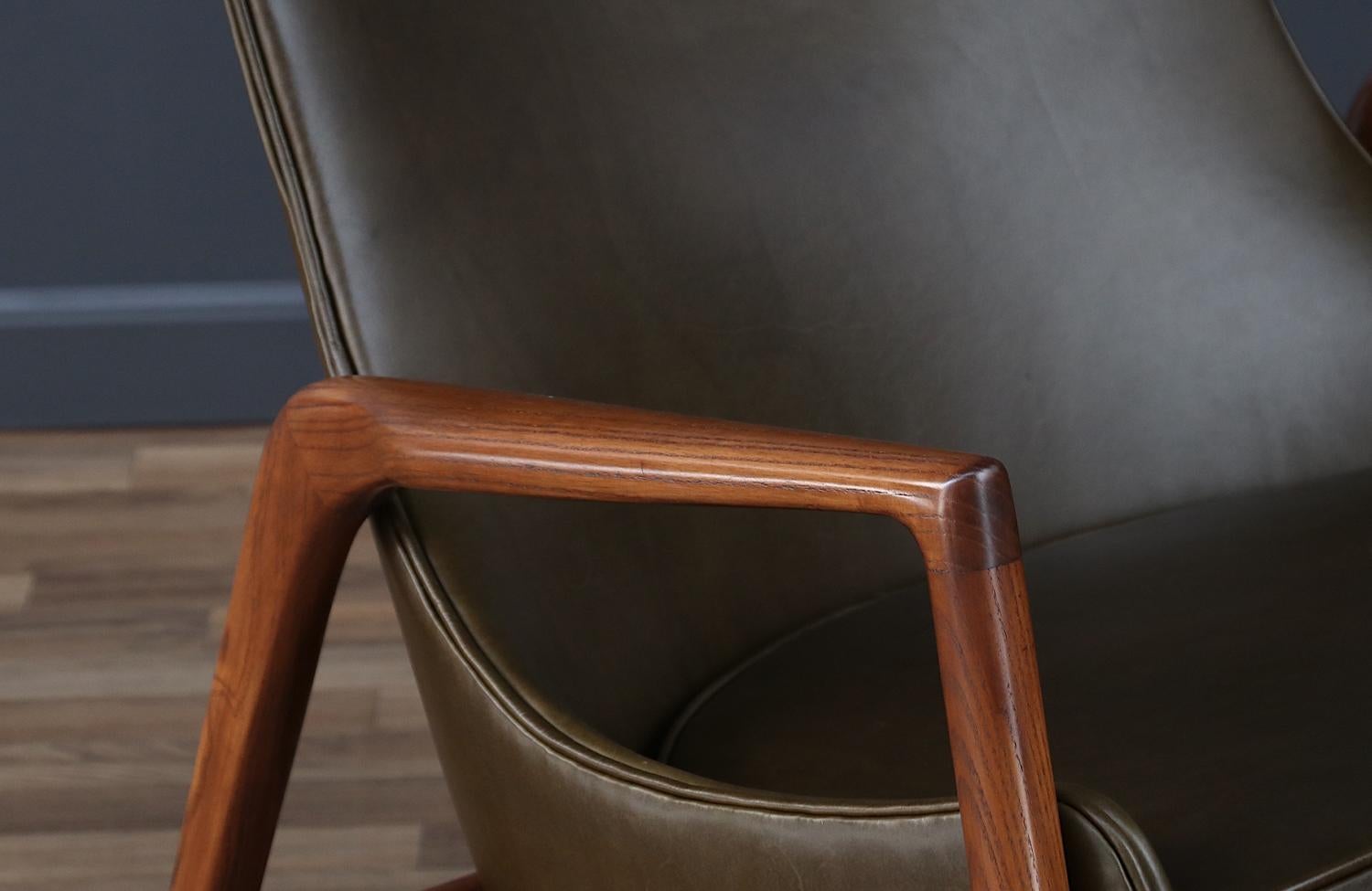 Fachmännisch restauriert – Ib Kofod-Larsen für Selig: Leder-Loungesessel mit Skulptur aus Leder im Angebot 6