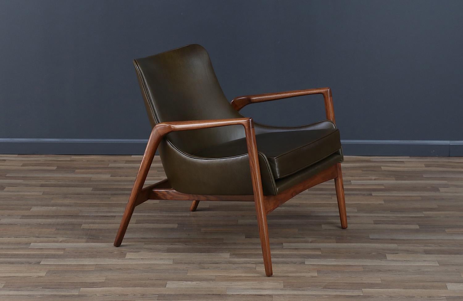 ________________________________________

Die Umgestaltung eines Mid-Century Modern-Möbels ist wie die Wiederbelebung der Geschichte, und wir gehen diese Reise mit Leidenschaft und Präzision an. Mit mehr als 17 Jahren handwerklicher Erfahrung ist
