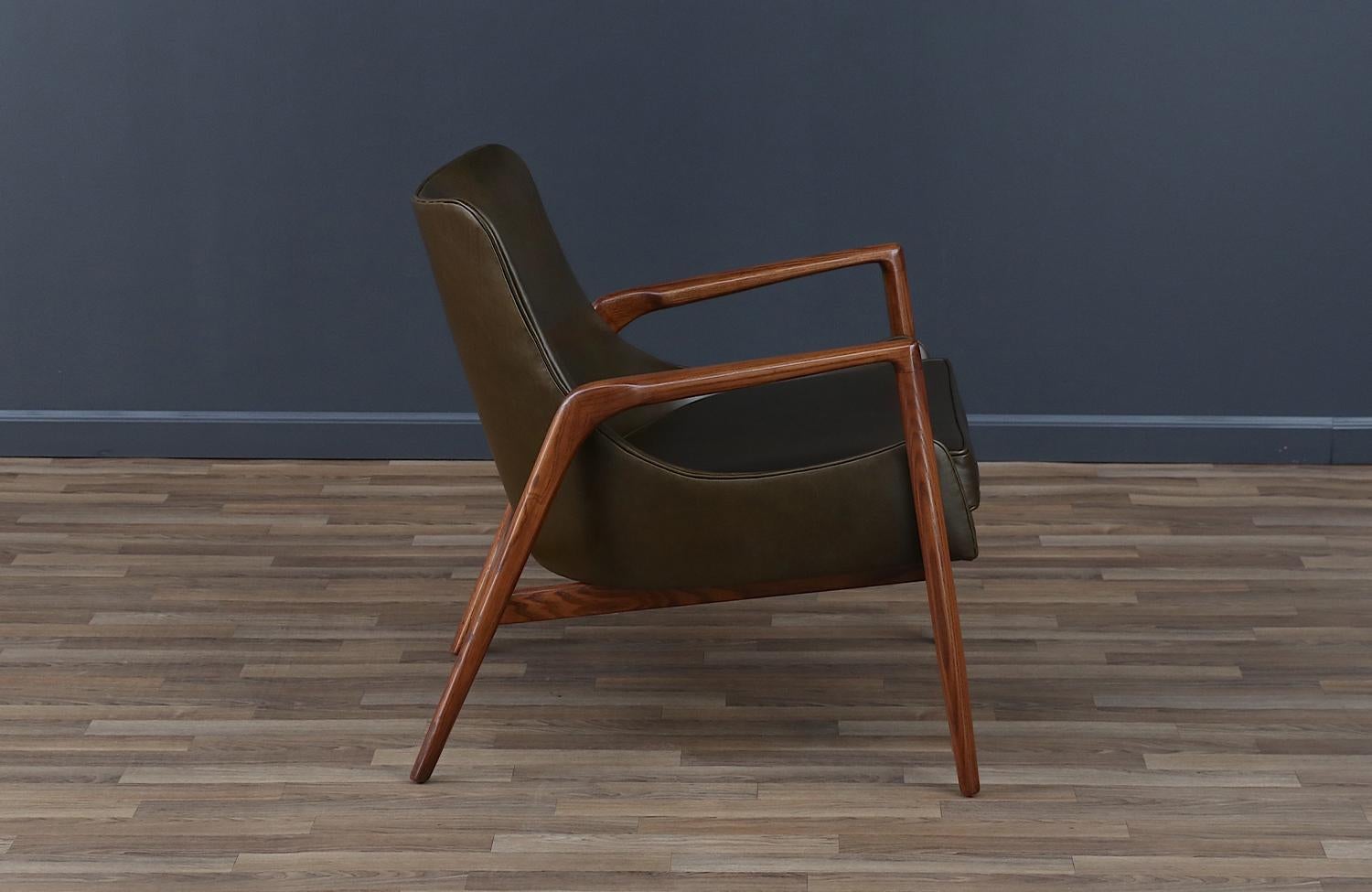 Fachmännisch restauriert – Ib Kofod-Larsen für Selig: Leder-Loungesessel mit Skulptur aus Leder (Moderne der Mitte des Jahrhunderts) im Angebot