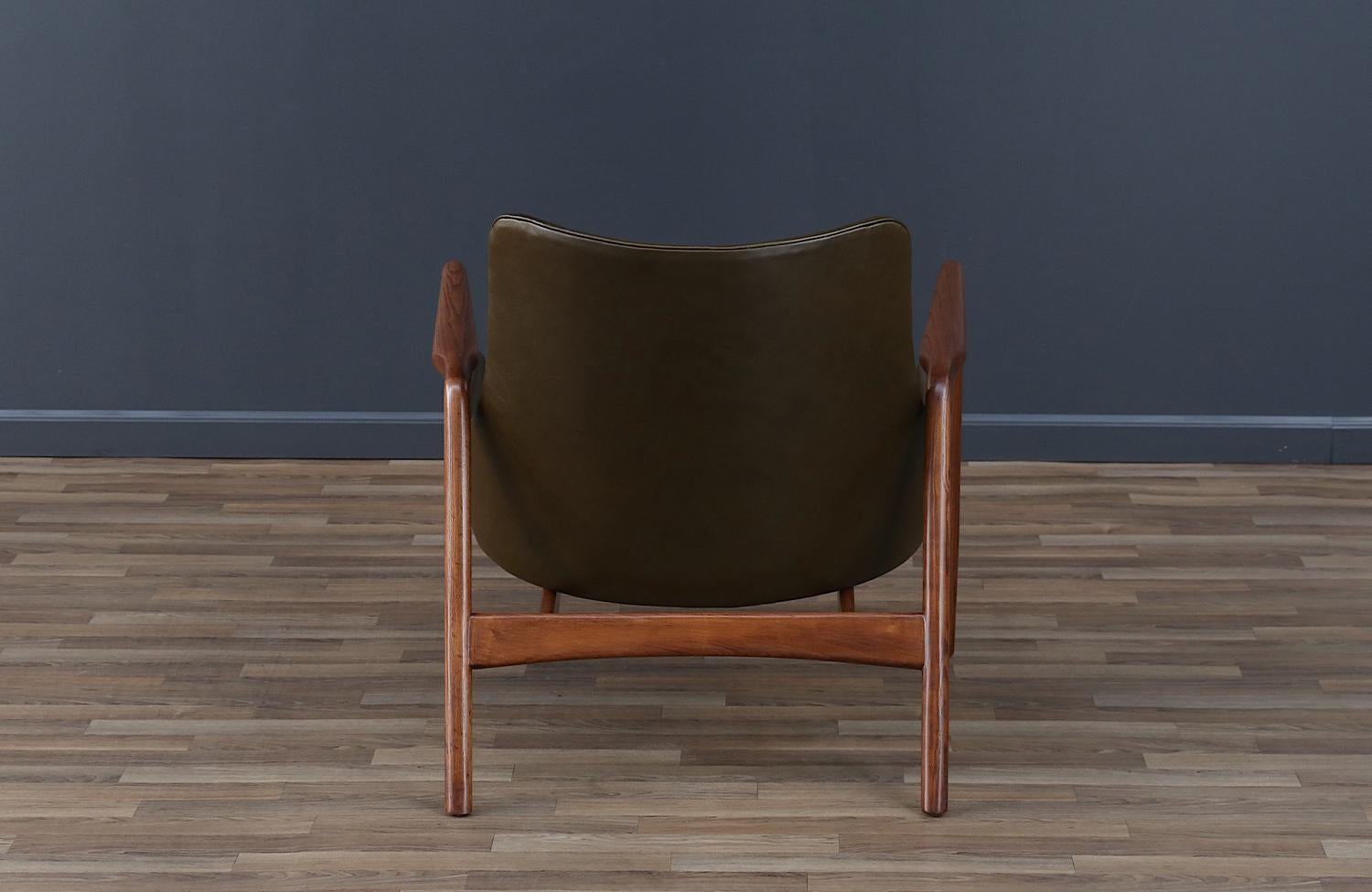 Fachmännisch restauriert – Ib Kofod-Larsen für Selig: Leder-Loungesessel mit Skulptur aus Leder im Zustand „Hervorragend“ im Angebot in Los Angeles, CA