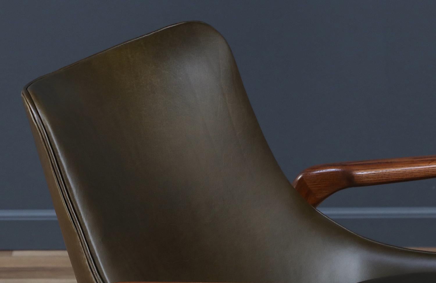 Fachmännisch restauriert – Ib Kofod-Larsen für Selig: Leder-Loungesessel mit Skulptur aus Leder (Mitte des 20. Jahrhunderts) im Angebot