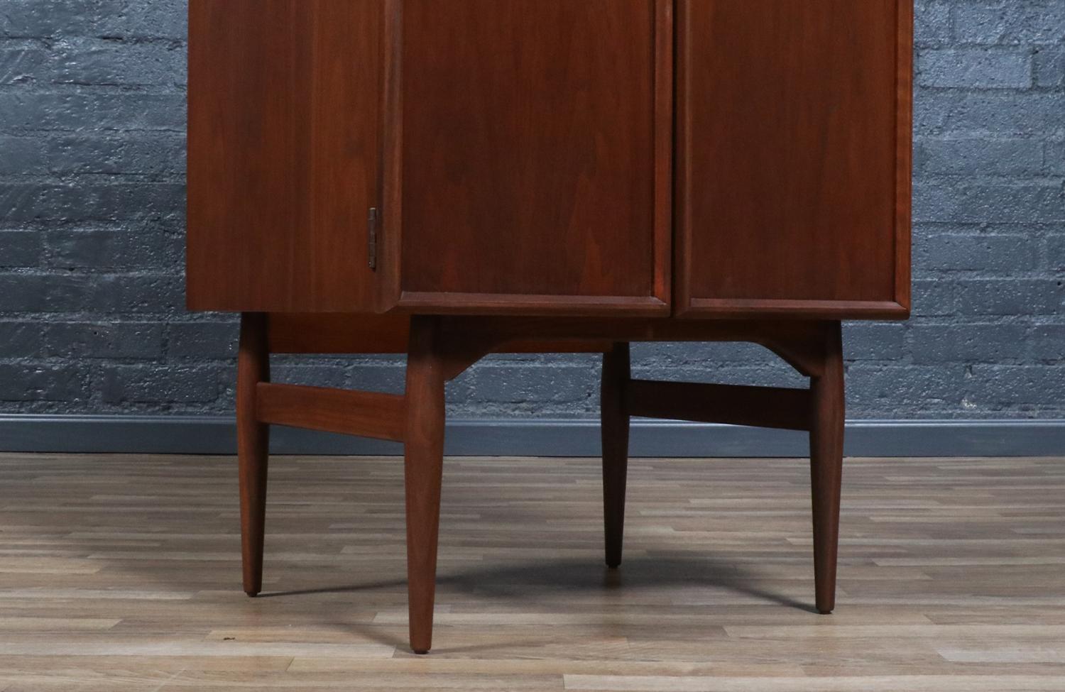 Expertly Restored-Jack Cartwright Gentlemen's Wardrobe Dressing Cabinet w/Mirror For Sale 6